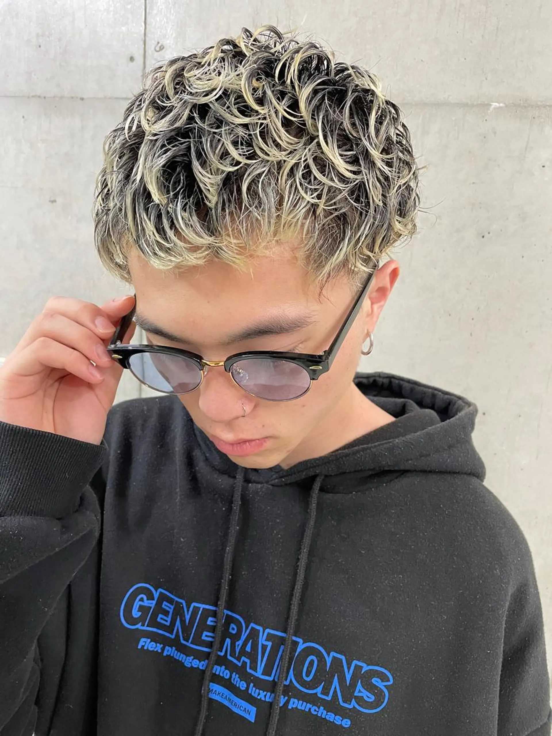 パーマ メンズ メンズパーマ スパイラルパーマ Kvell&Co.所属・ハイトーン カラーのヘアスタイル