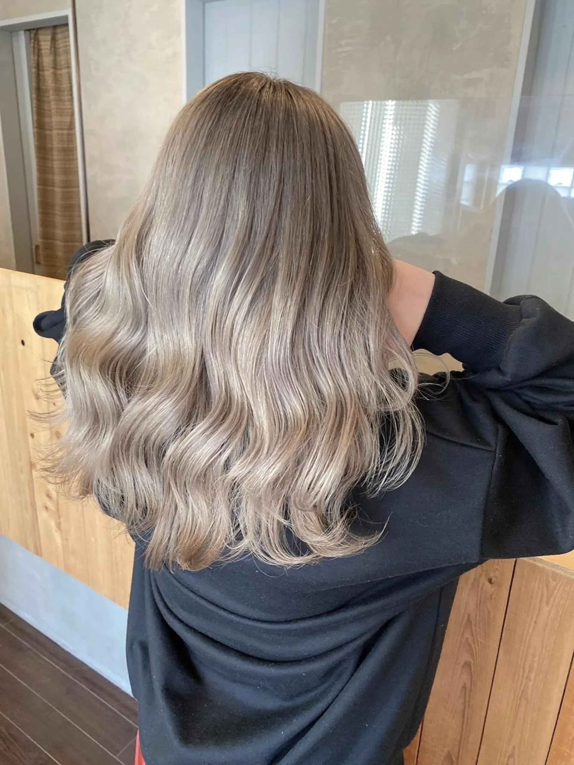 セミロング カラー ベージュカラー シルバー シルバーベージュ ホワイトシルバー ヘアカラー 具志 正太のヘアスタイル