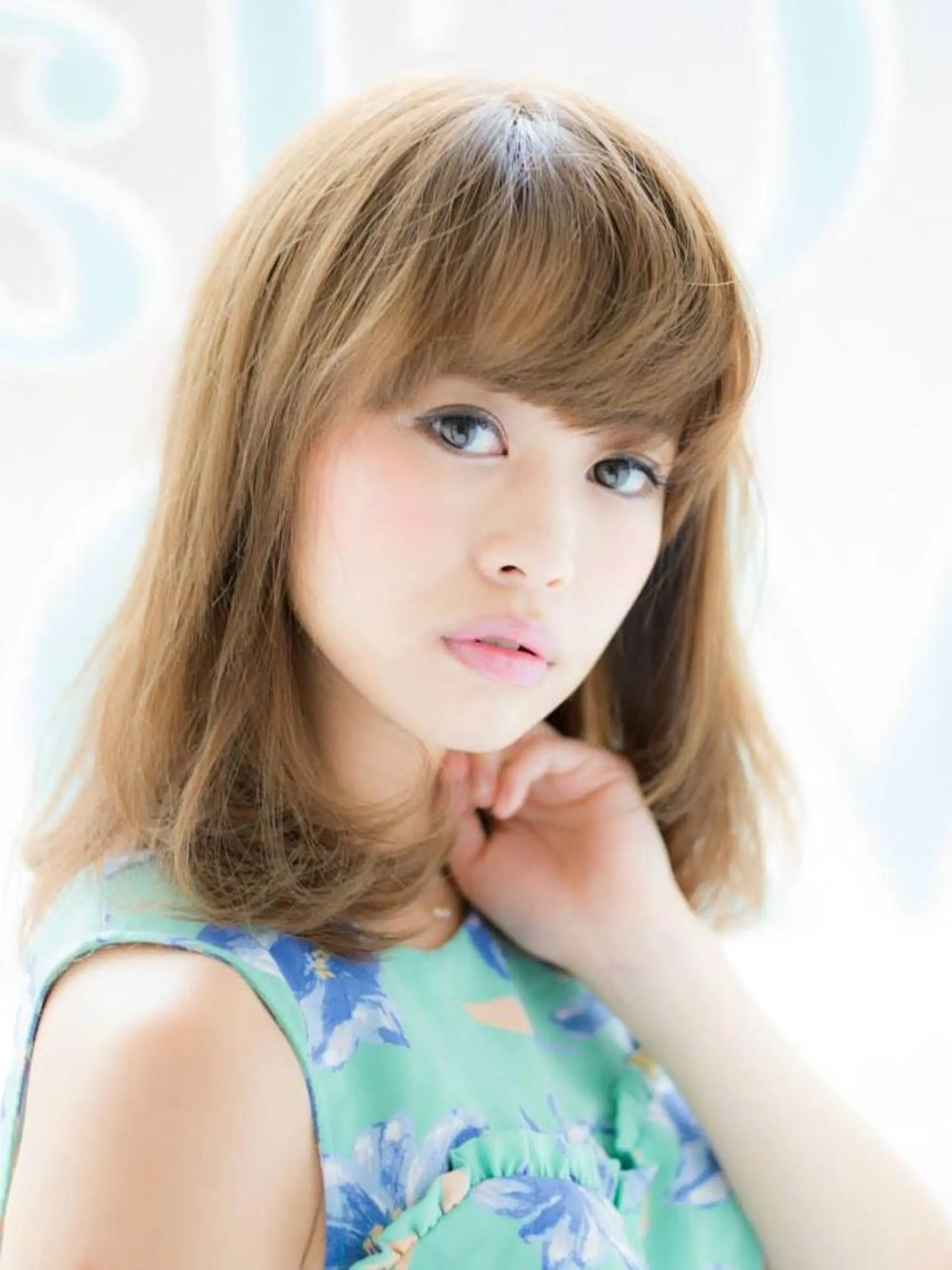 ミディアム セミロング カラー アッシュ ブリーチ STAR所属・内藤 達也のヘアスタイル