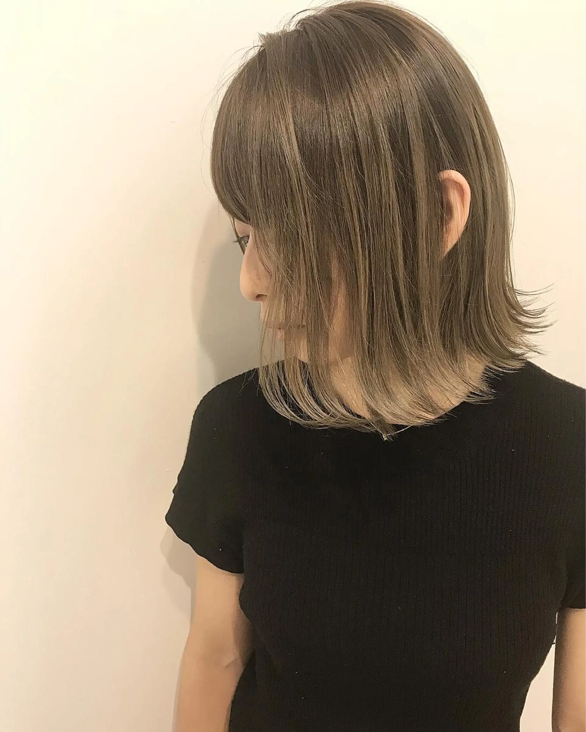 ミディアム カラー アッシュ ブリーチ ミルクティーアッシュ カット ヘアカラー grow恵比寿【グロウ】髪質改善/ハイライト/ブリーチ/レイヤーカット所属・奥野 貴史　代表　レイヤーのヘアスタイル