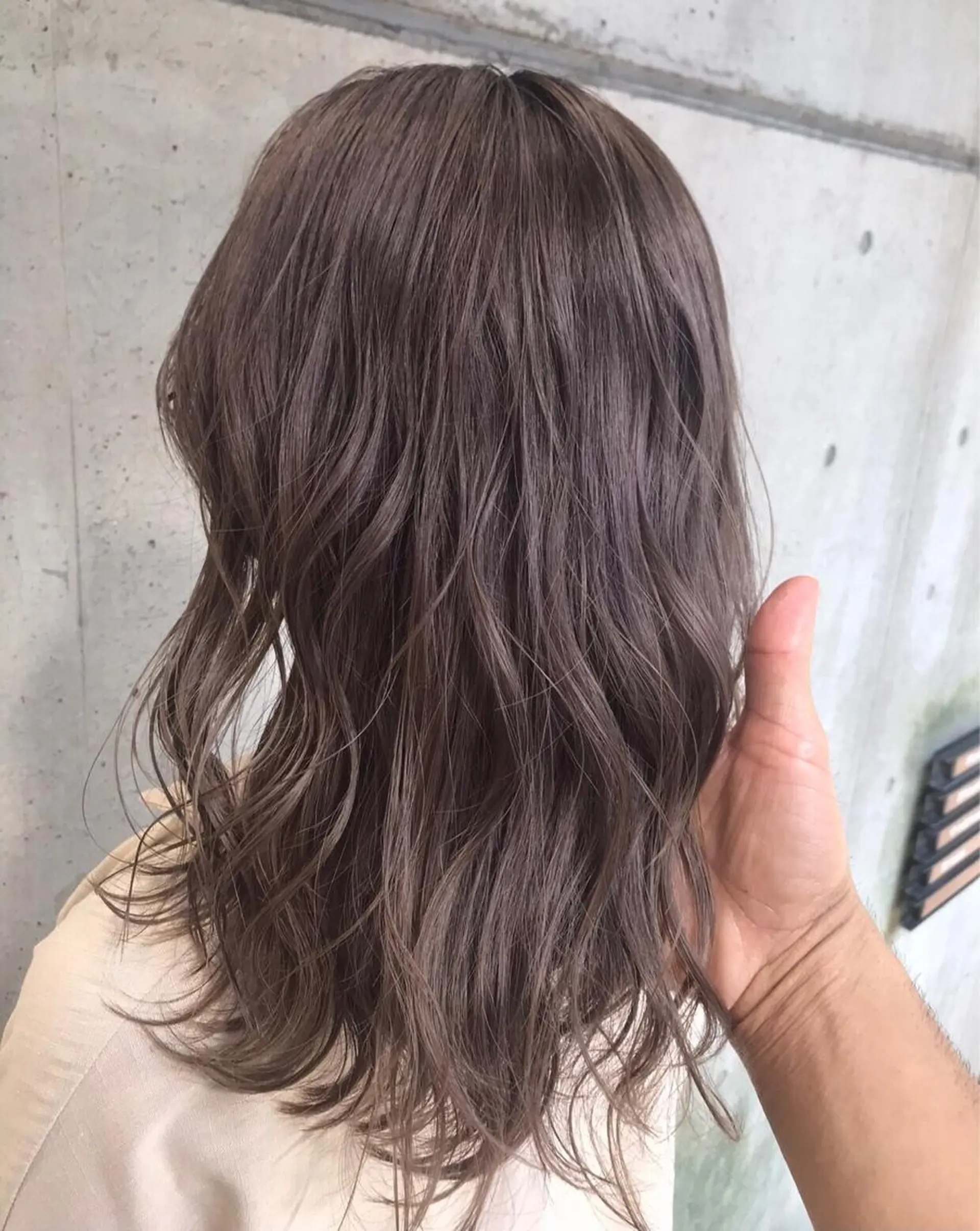 セミロング カラー ベージュカラー ブリーチ 透明感カラー ラテベージュ DX SHARE SALON SHIBUYA所属・AKI アキのヘアスタイル