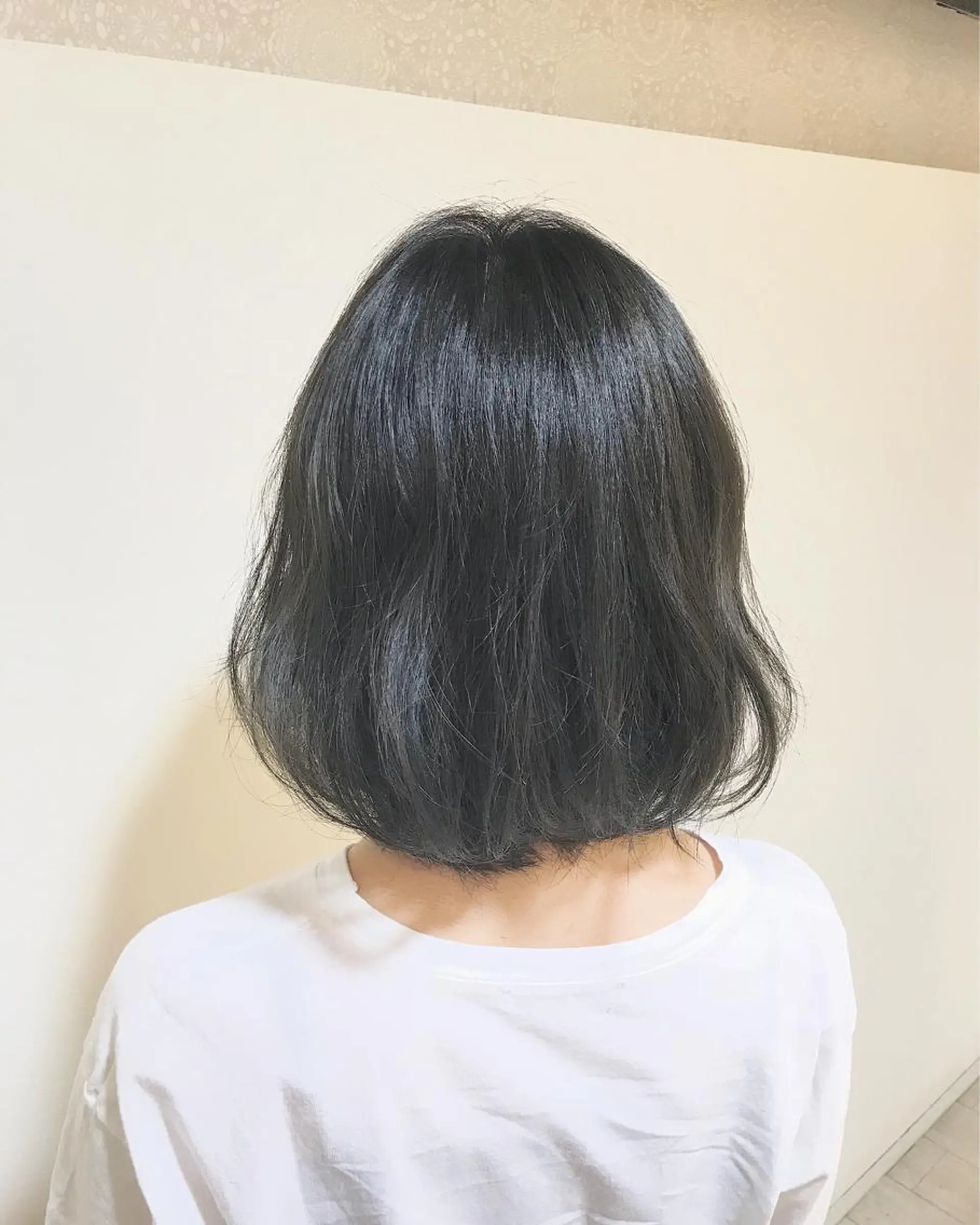 ショート カラー 黒髪 ブルーカラー ブルーブラック ヘアカラー トリートメント chiyo yasuのヘアスタイル