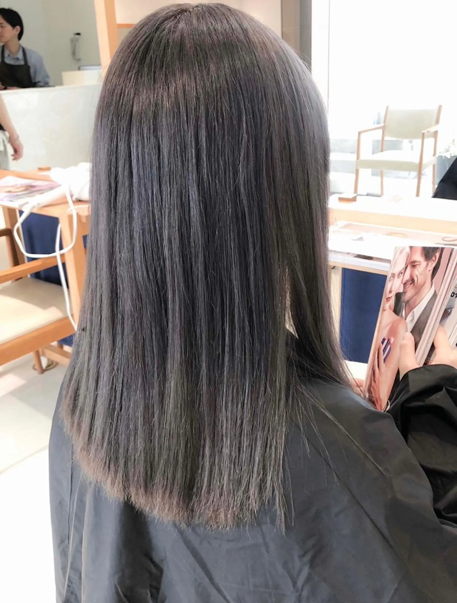 セミロング カラー ブリーチ ダークグレー ダークグレージュ グレージュ ヘアカラー トリートメント Days 透明感カラーのヘアスタイル
