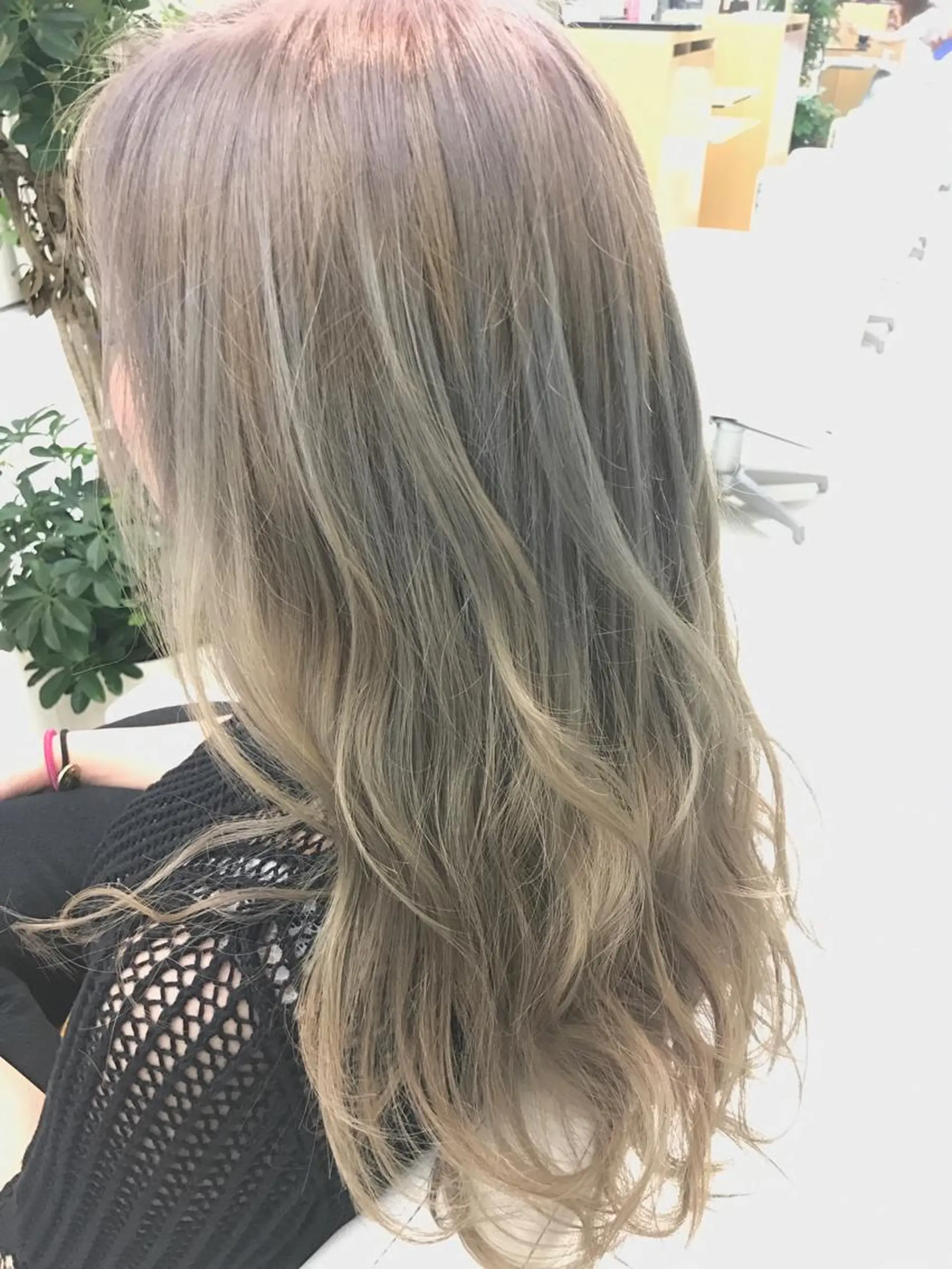 ロング カラー ベージュカラー AILEE所属・ウルフカット レイヤーカット上柿のヘアスタイル
