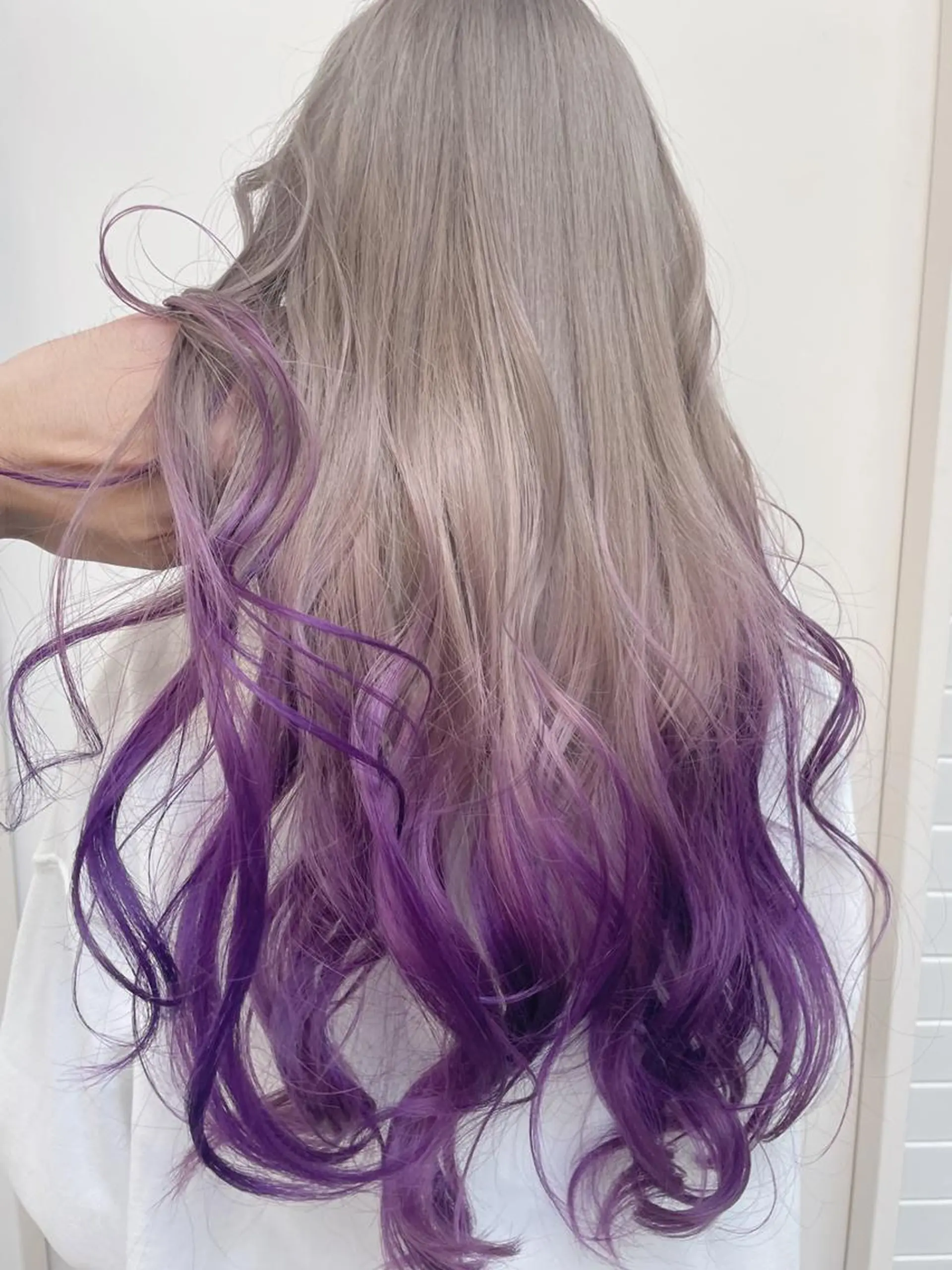 ロング カラー ベージュカラー ラベンダーカラー ホワイトベージュ ヘアカラー トリートメント ayano/天神 ハイトーン/レイヤーのヘアスタイル