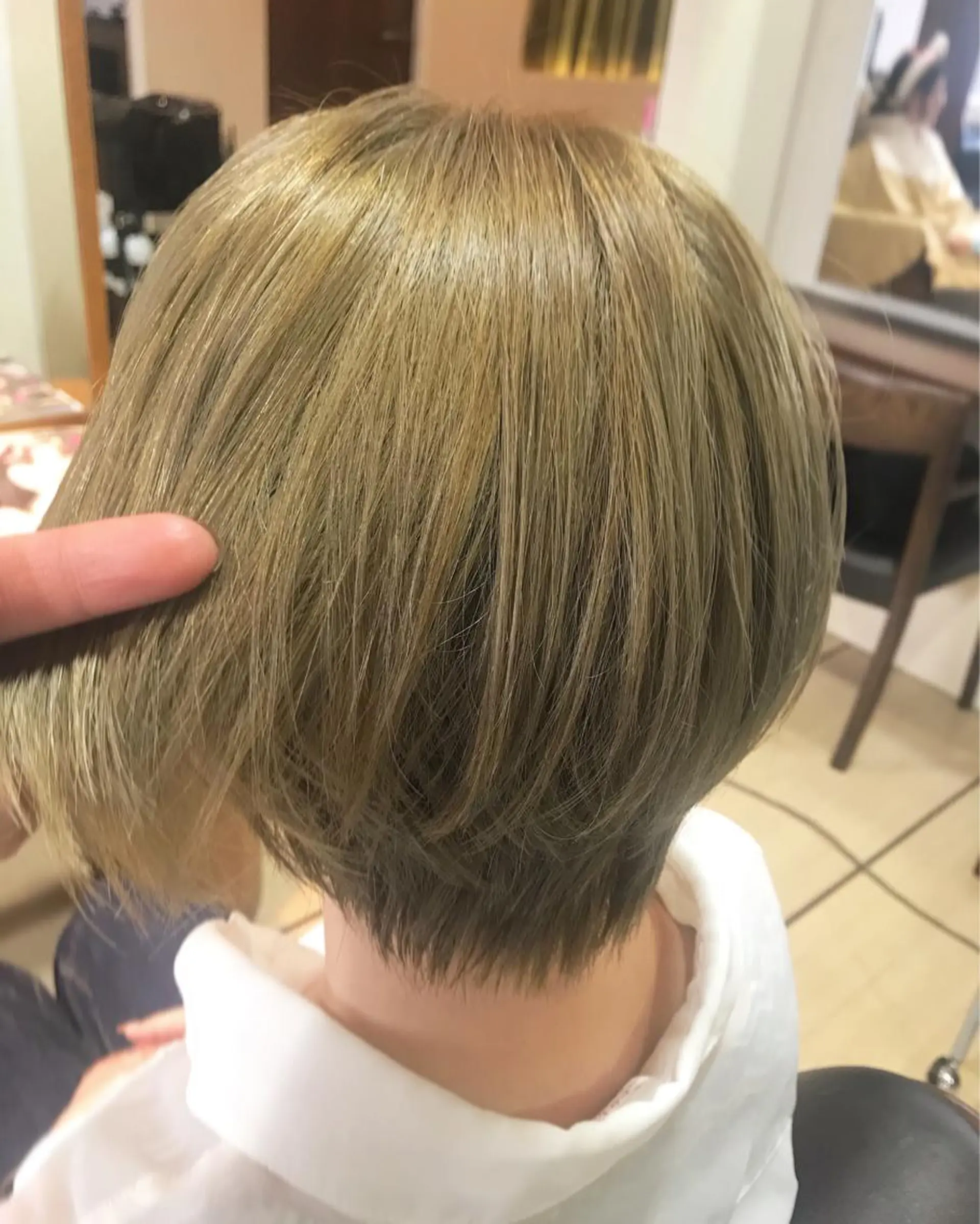 ショート カラー ベージュカラー ブリーチ ダブルカラー ハイトーンカラー ショートヘア チーフデザイナー 若林　麻衣のヘアスタイル