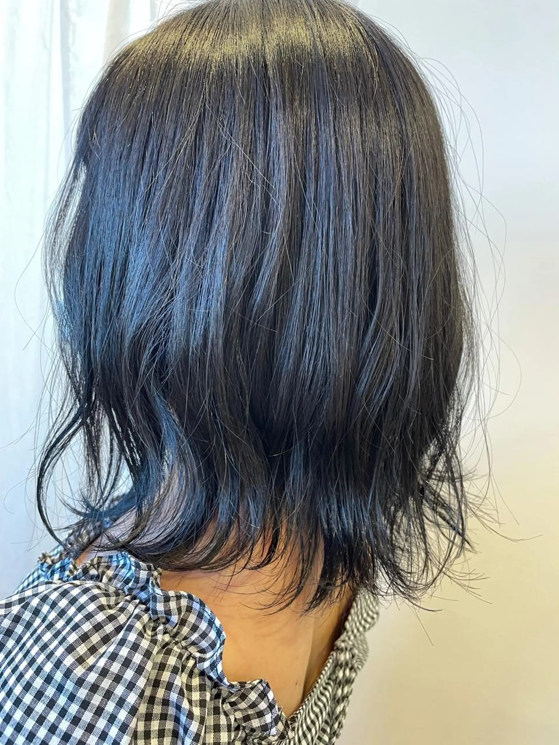 カラー 黒髪 ブルーカラー ブルーブラック 透明感カラー 三村 桜生のヘアスタイル