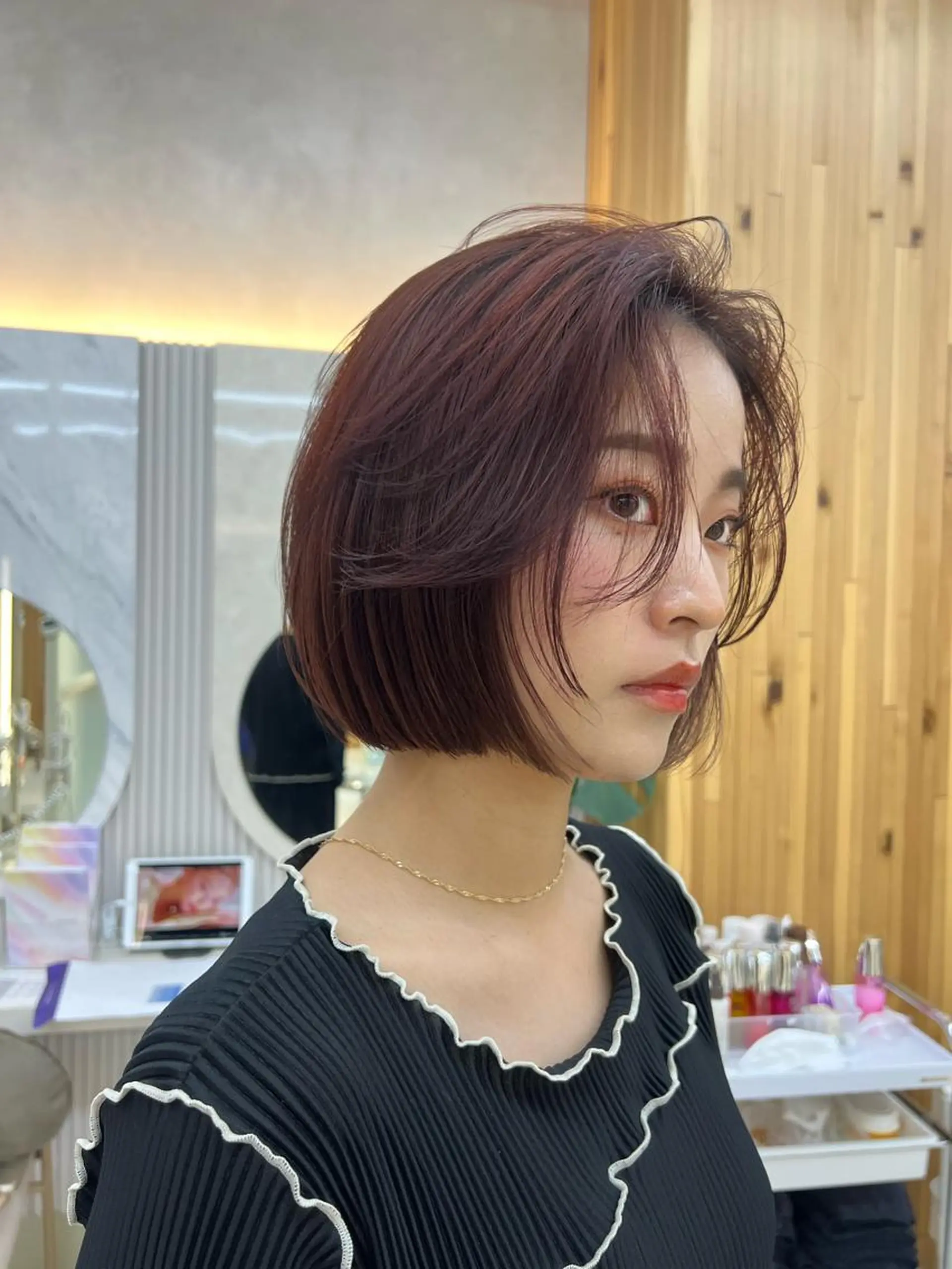 ショート カラー ミストバング 透明感カラー グレージュ ボブ くびれヘア カット ヘアカラー トリートメント ニュアンスレイヤー ハイトーンカラーのヘアスタイル
