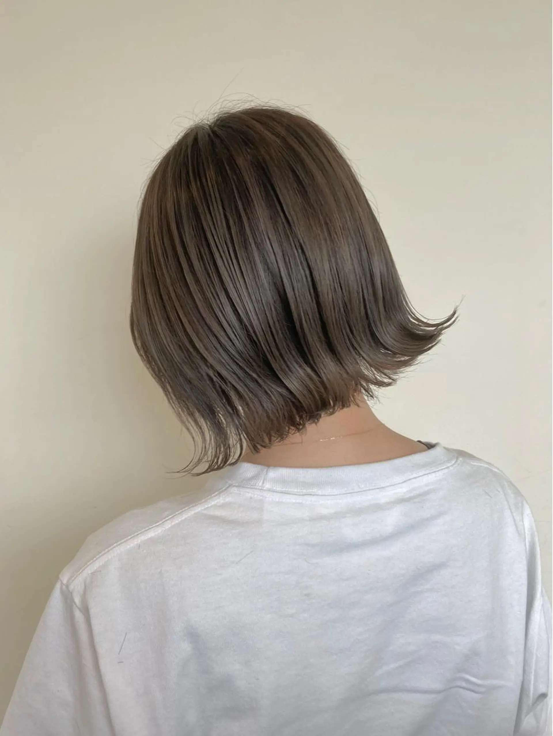 ショート カラー アッシュ シルバー ヘアカラー 梅山 美侑のヘアスタイル