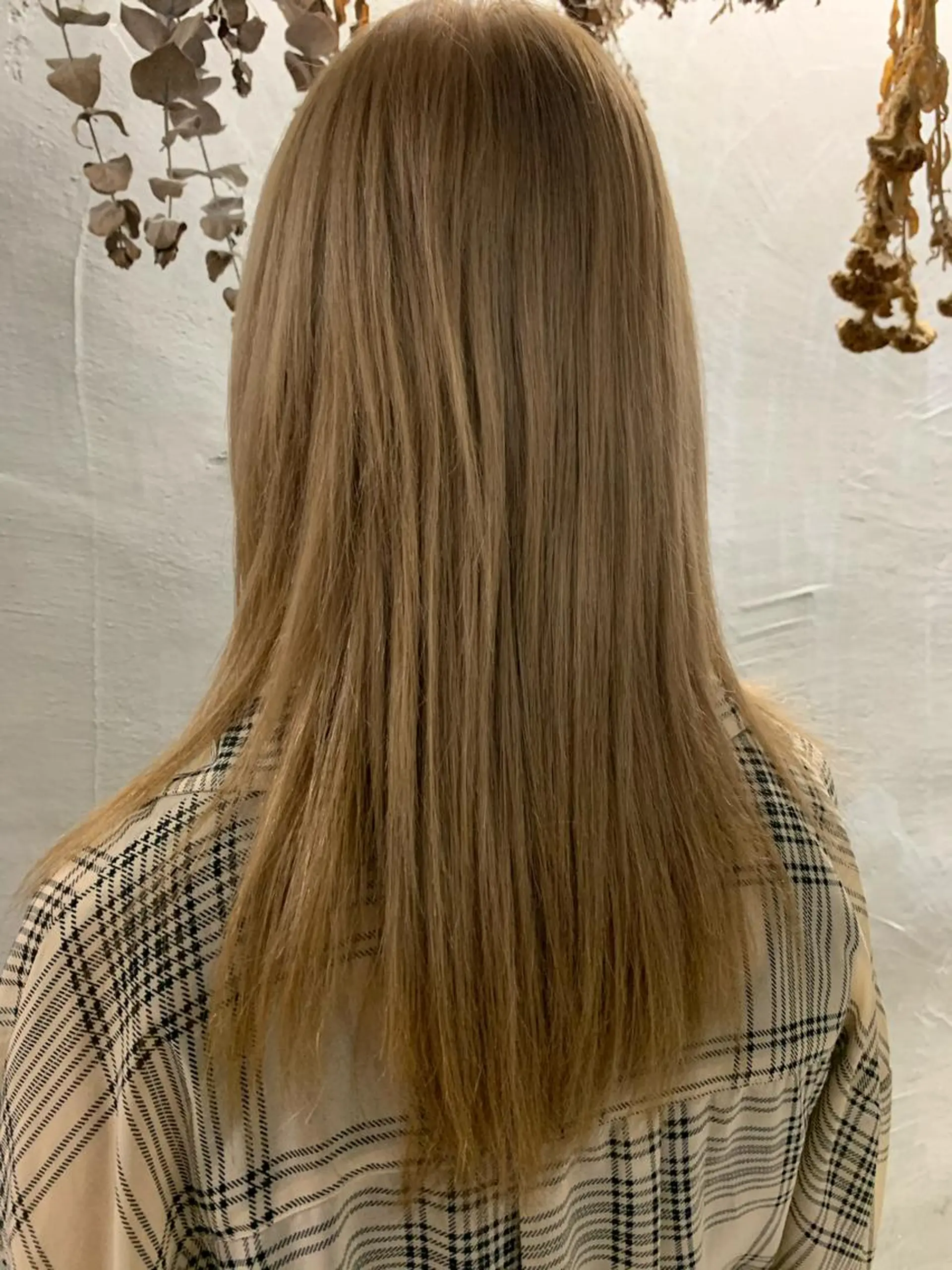 セミロング カラー ベージュカラー ハイトーンカラー ミルクティーベージュ 似合わせカラー🫶 小川千波のヘアスタイル