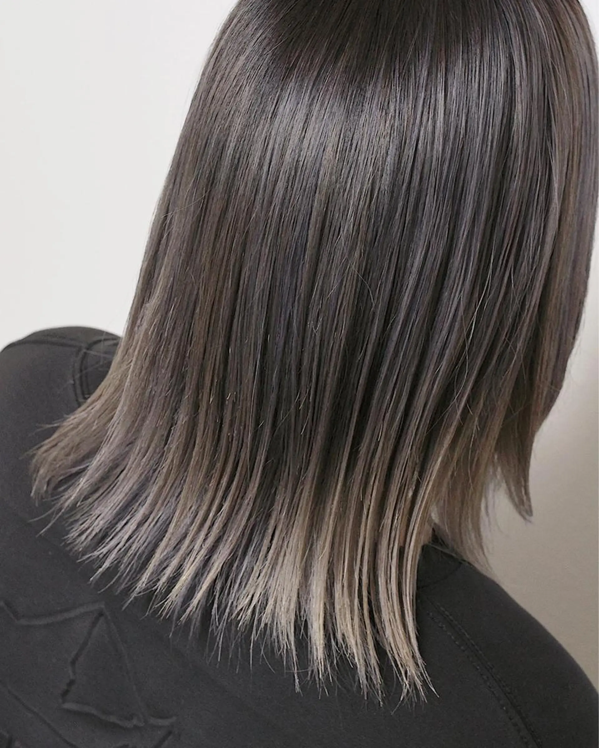 ミディアム カラー ベージュカラー グラデーションカラー シルバー ヘアカラー 土居 正季のヘアスタイル