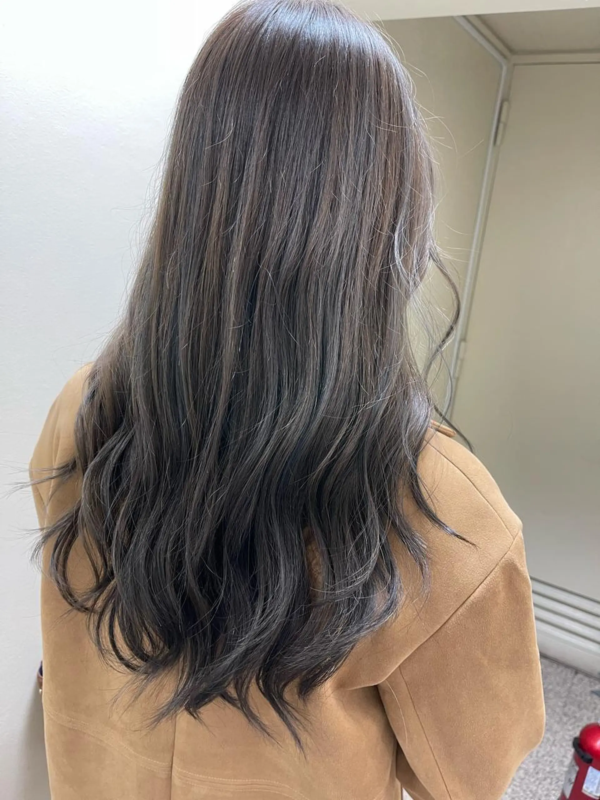 セミロング カラー グレージュ オリーブグレージュ オリーブグレー ヘアカラー トリートメント ヘアセット lana hair 新宿 髪質改善トリートメント 新宿三丁目所属・新宿メンズパーマ TAKE曲がる縮毛のヘアスタイル