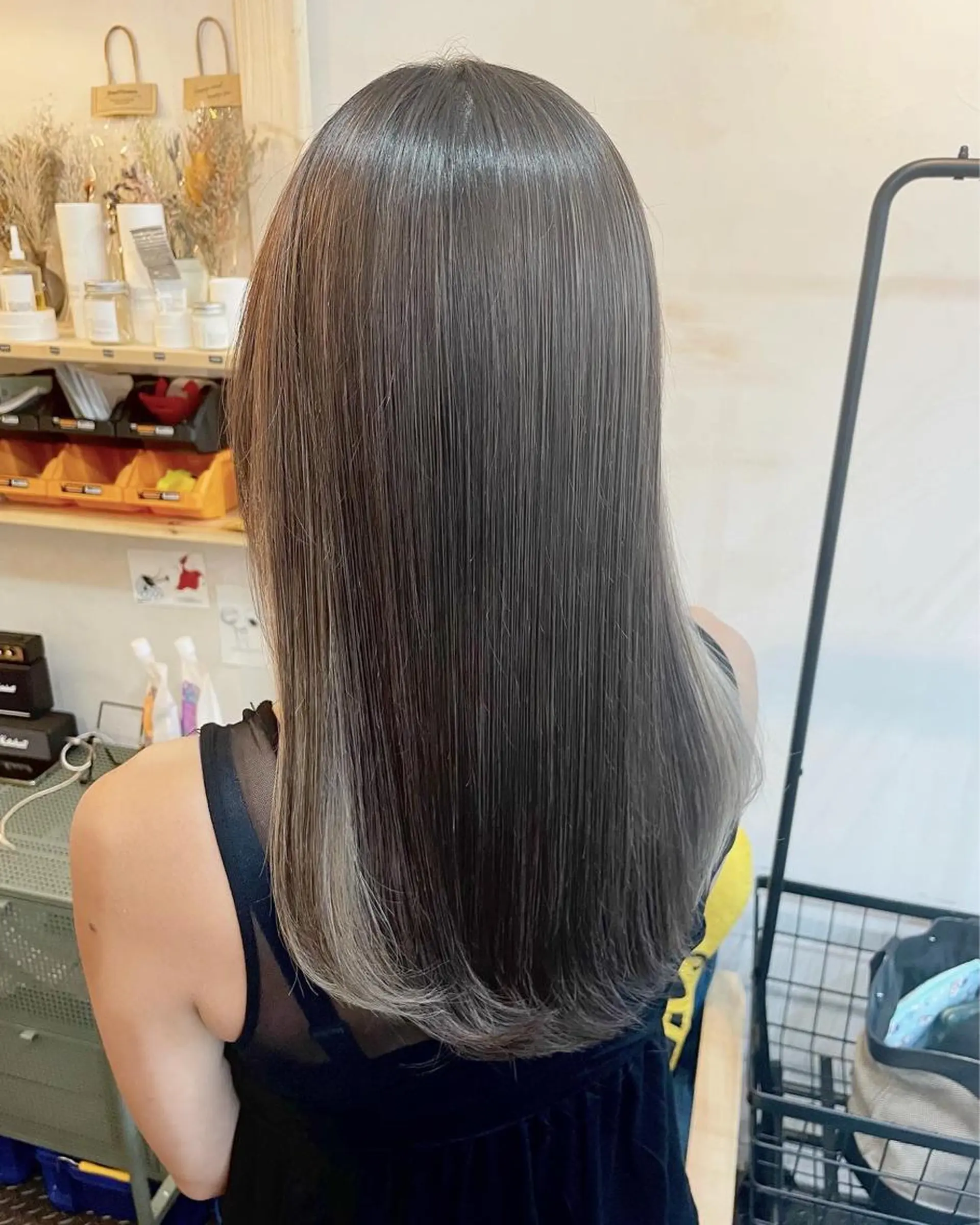 ロング カラー 透明感カラー グレージュ ハイライトカラー インナーカラー ハイライト カット ヘアカラー トリートメント SUN GLOW  サングロウ所属・ナカノメ トシアキのヘアスタイル