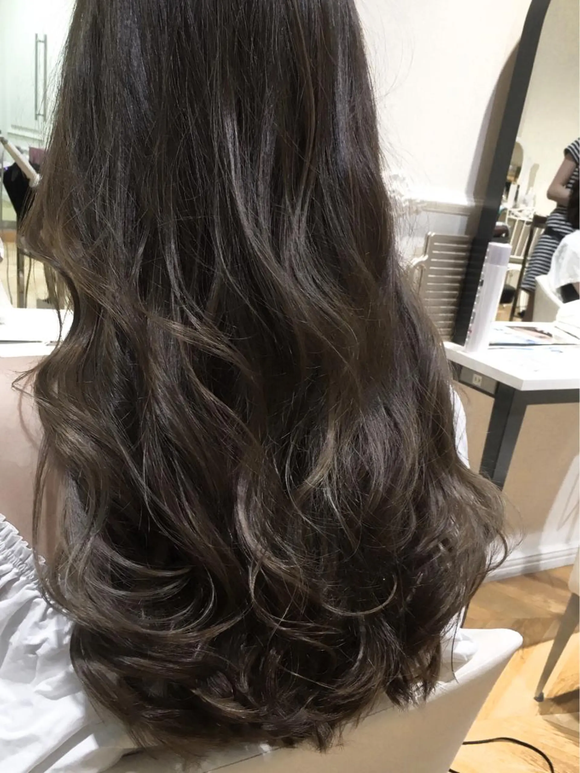 ミディアム セミロング ロング カラー パーマ ダークグレー ダークグレージュ グレージュ ハイライトカラー ハイライト 酸性縮毛矯正のプロ 杉山玲介のヘアスタイル