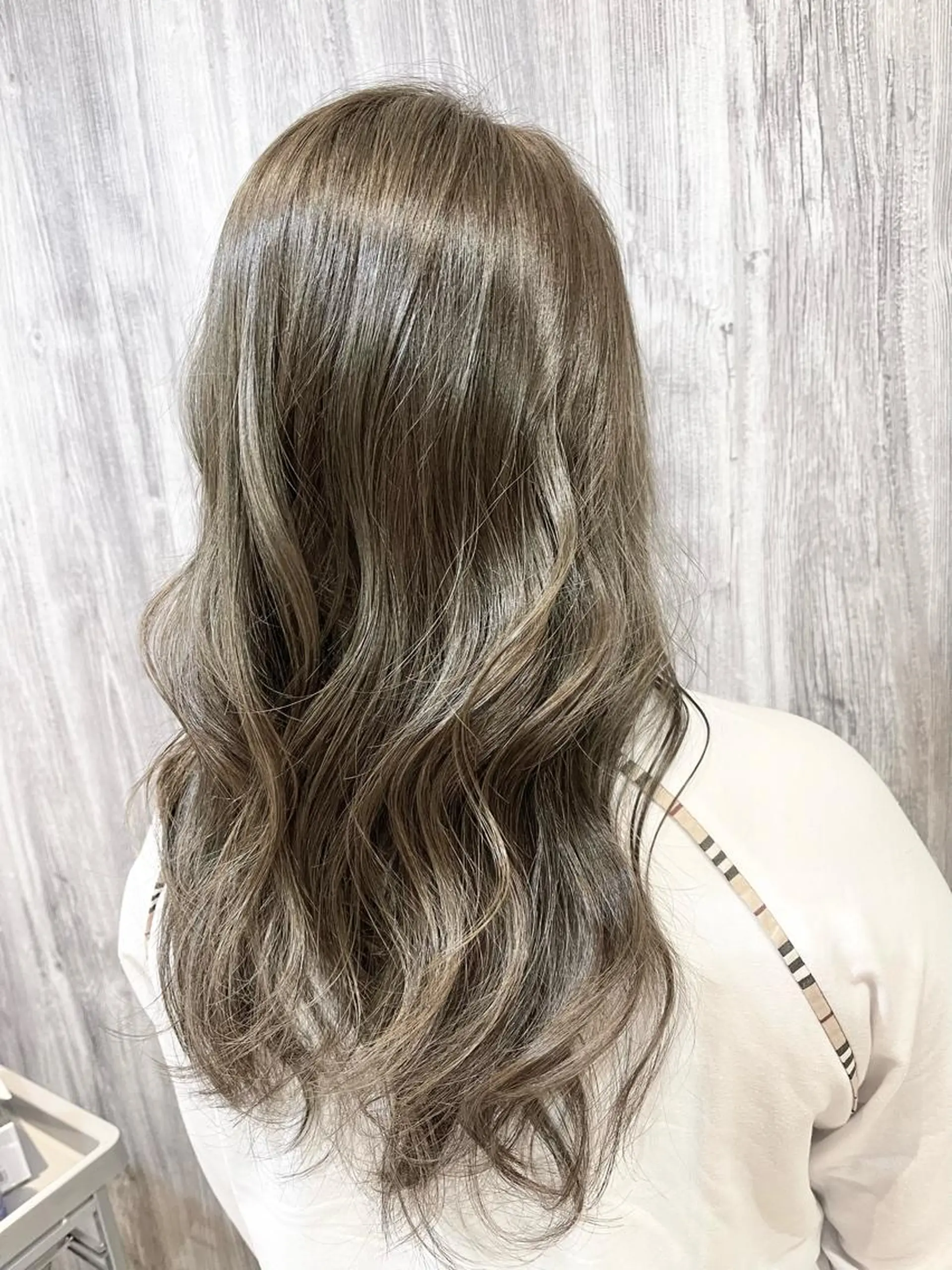 ロング カラー ベージュカラー 透明感カラー オリーブベージュ ヘアカラー トリートメント i  plus＋所属・髪質改善で 憧れの潤艶美髪にのヘアスタイル