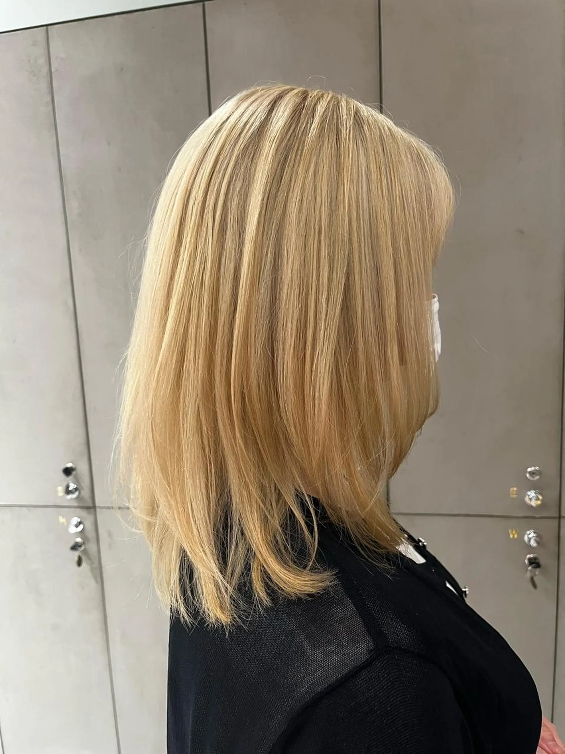 ミディアム レイヤーカット 米山 莉緒のヘアスタイル