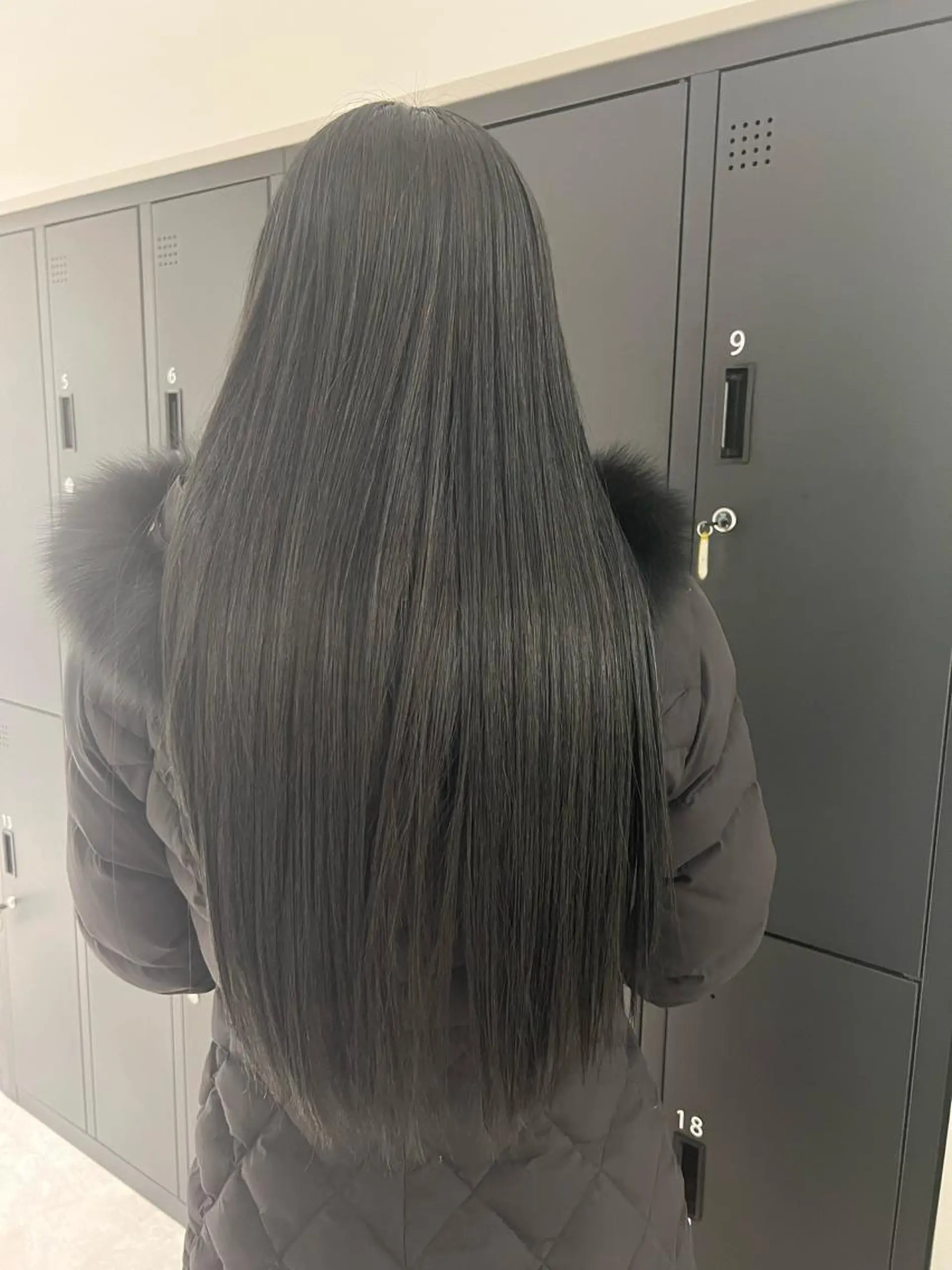 ロング カラー ヘアアレンジ ダークグレー ロング カット ヘアカラー トリートメント 暗髪カラー🫐パーマ おくだりんかのヘアスタイル