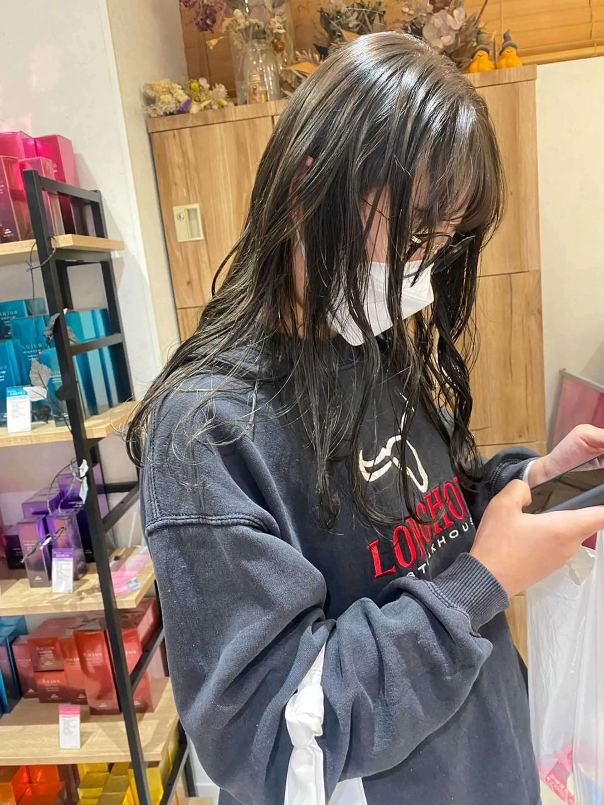 ロング カラー ベージュカラー ハイライトカラー オリーブベージュ ハイライト ヘアカラー トリートメント ヘッドスパ パーマ指名No1 /namiのヘアスタイル