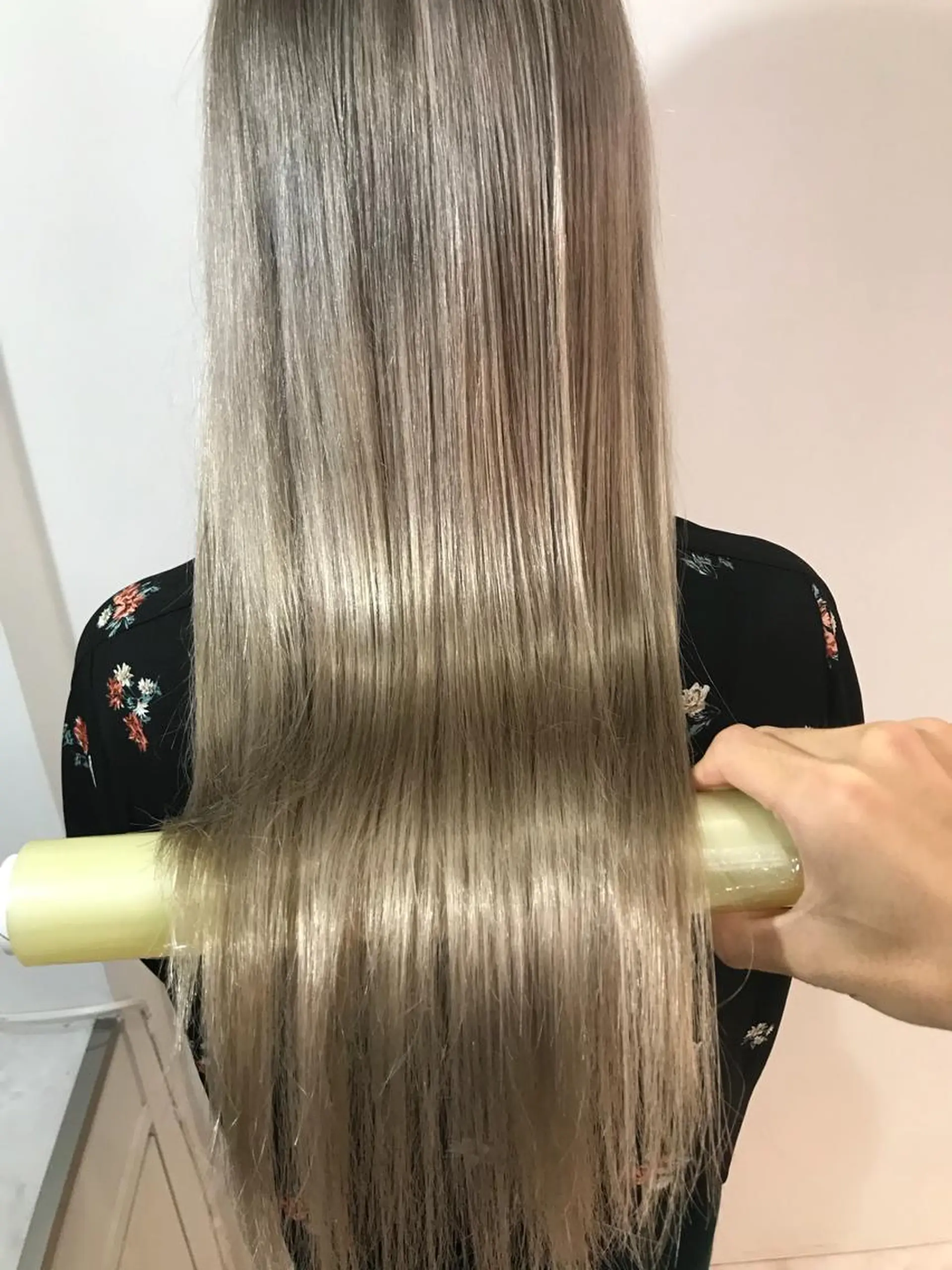 ロング カラー ブリーチ くせ毛 髪質改善 AILEE所属・ウルフカット レイヤーカット上柿のヘアスタイル