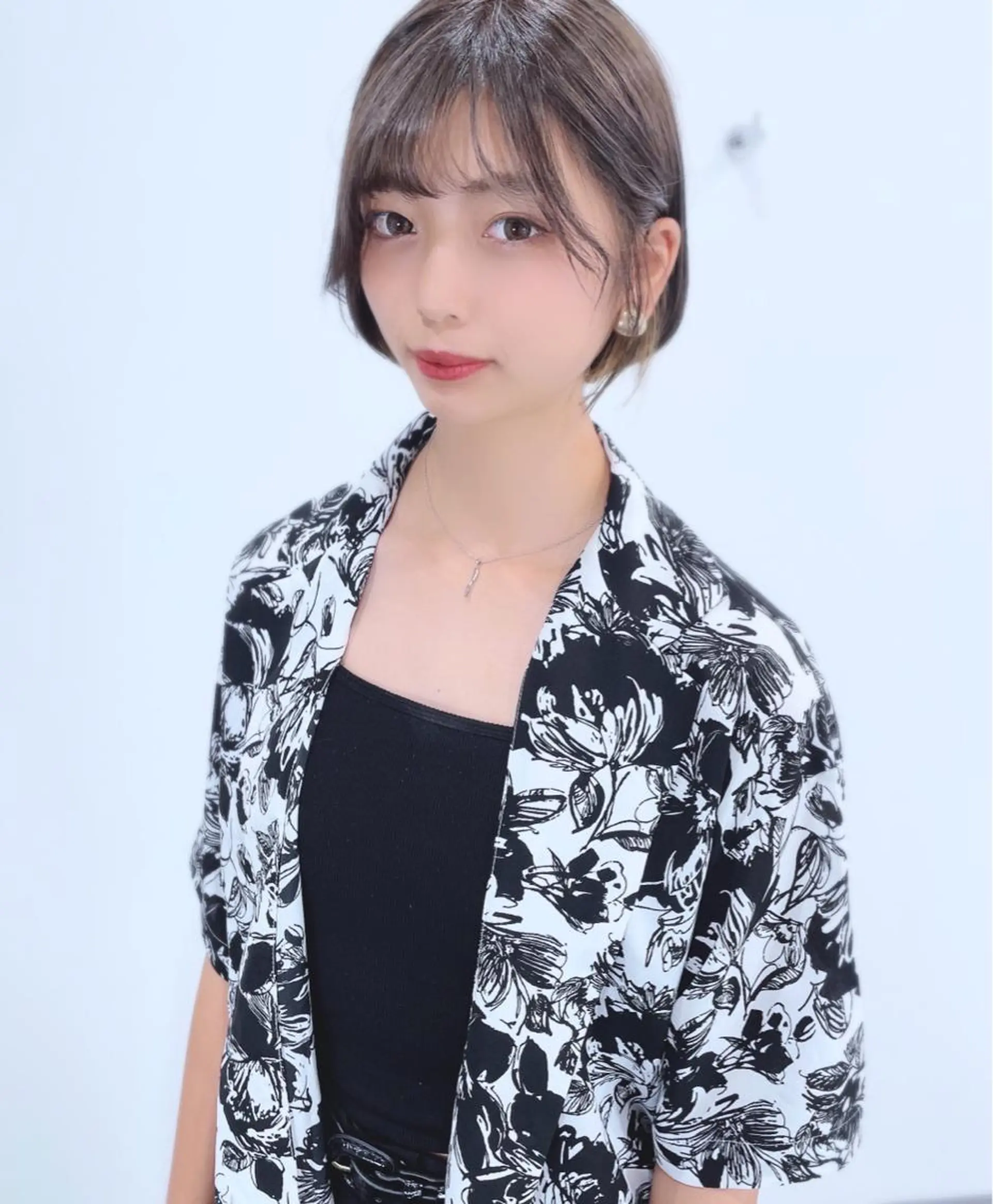 ショート カラー ブリーチ デザインカラー ダブルカラー グレージュ イルミナカラー 柿本拓【全席完全個室 ログネオン】のヘアスタイル