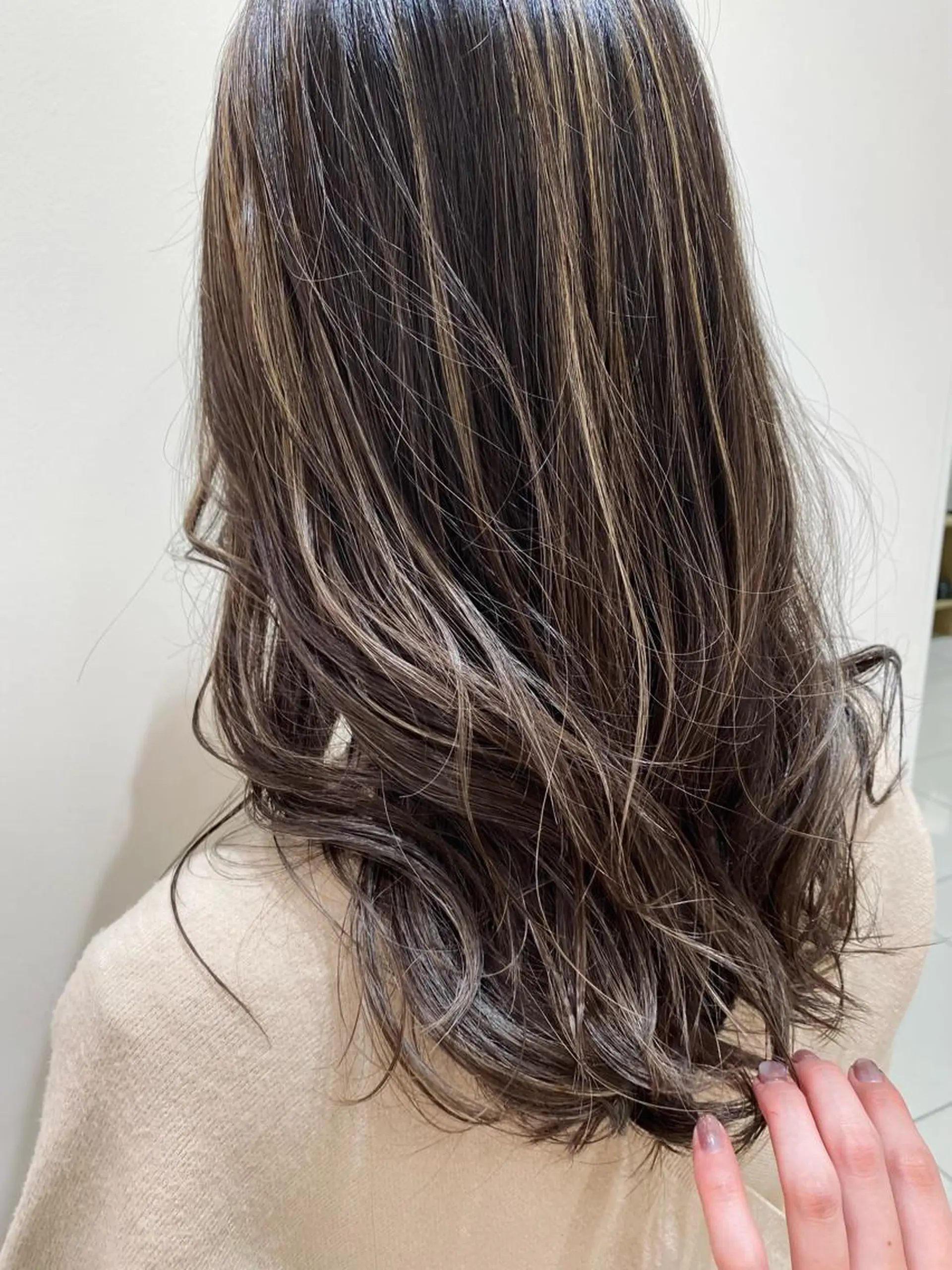 ロング カラー カット ヘアカラー トリートメント プレイングカラー🤍 細めハイライトのヘアスタイル