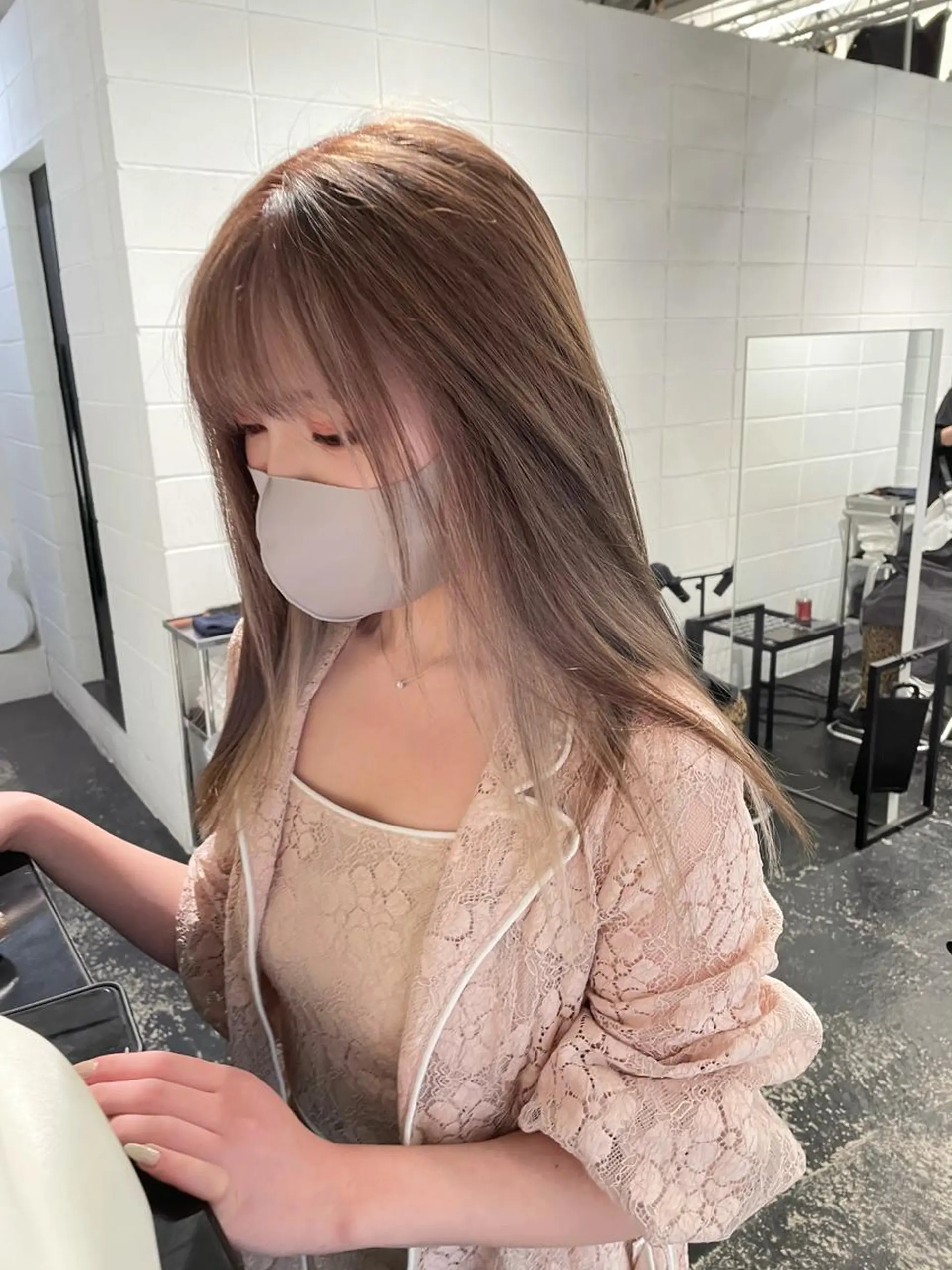 ロング カラー ヘアアレンジ ミストバング ベージュカラー フェイスフレーミング ホワイトベージュ カット ヘアカラー トリートメント 艶ハイトーン/ヘア アレンジAYAKAのヘアスタイル