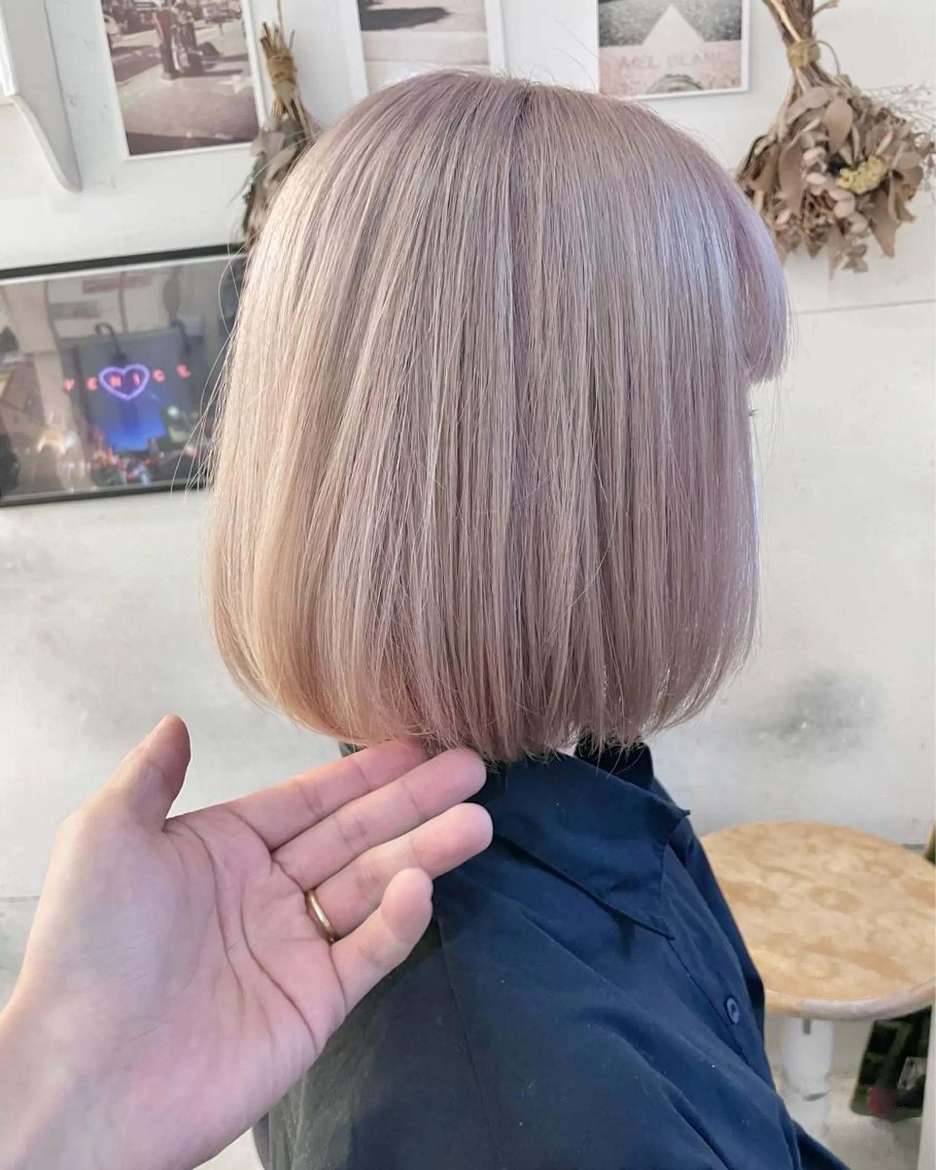ショート カラー ベージュカラー ブリーチ 透明感カラー ホワイトベージュ 篠崎 佑季のヘアスタイル