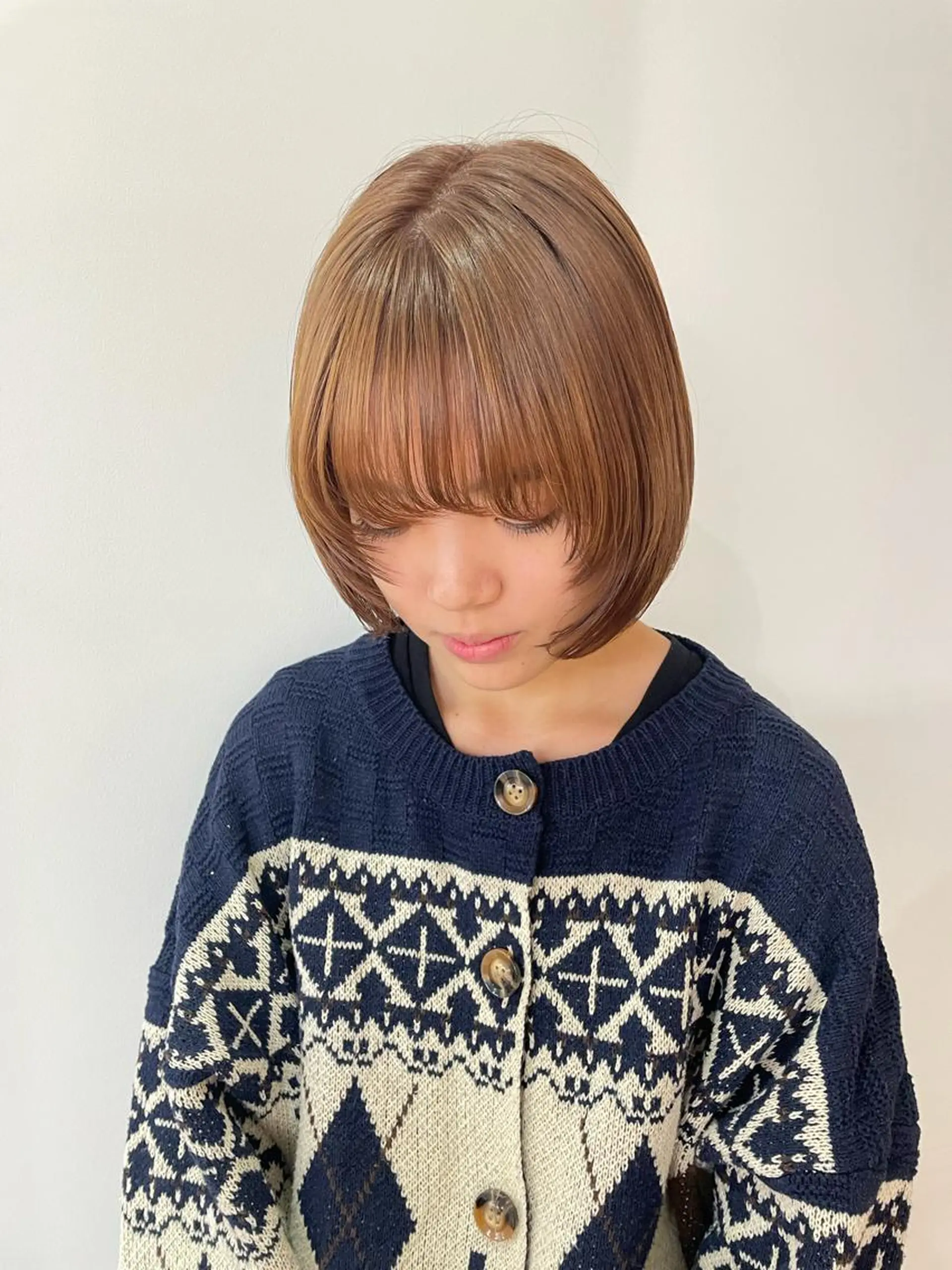 ミディアム カラー ミストバング ベージュカラー ブリーチ ブラウンカラー ケアブリーチ ヘアカラー トリートメント MIU/ルーツカラー ボブ/顔周りレイヤーのヘアスタイル