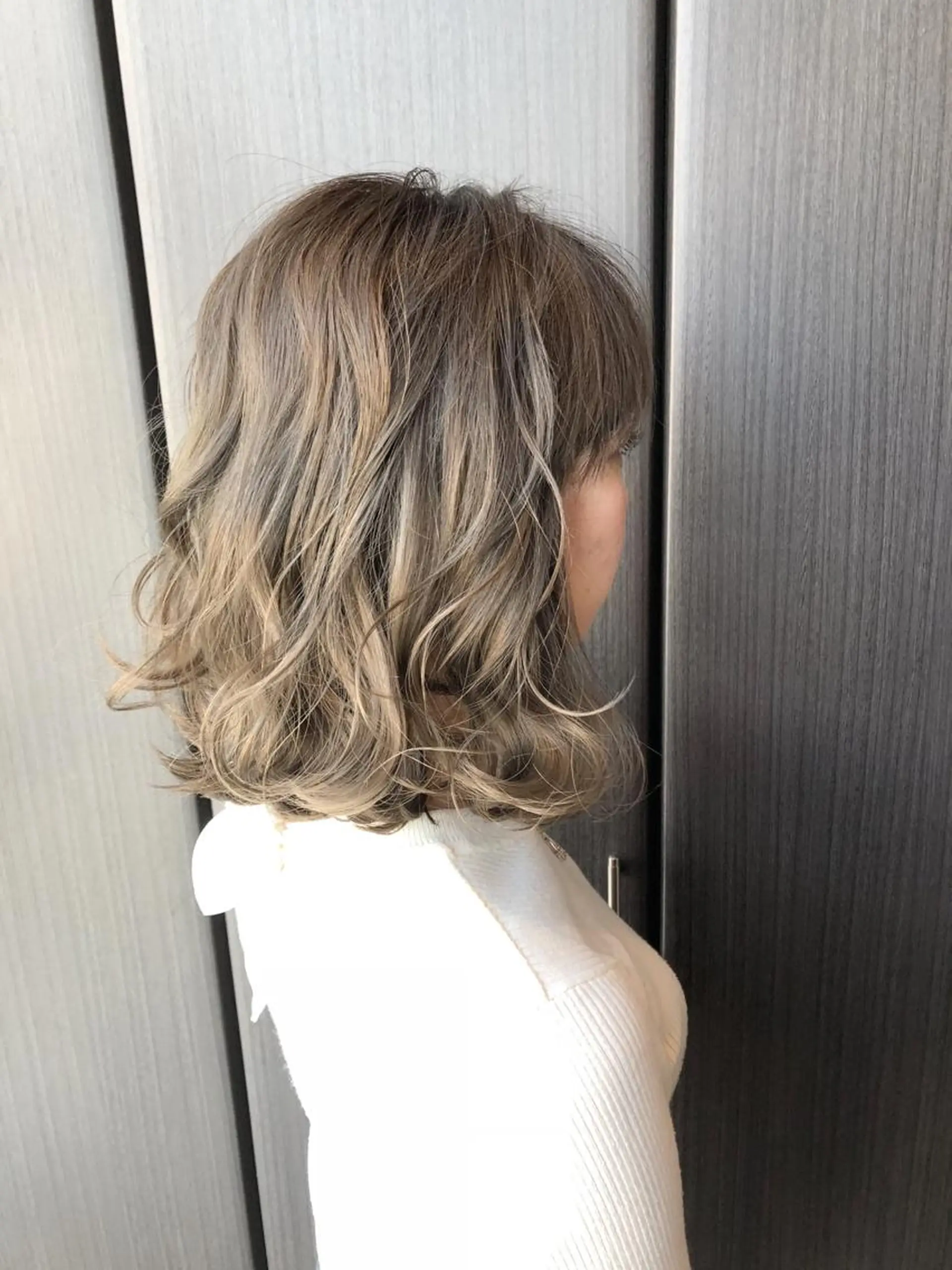 ミディアム カラー ブリーチ グレージュ ミルクティーグレージュ 渡邊 直輝のヘアスタイル