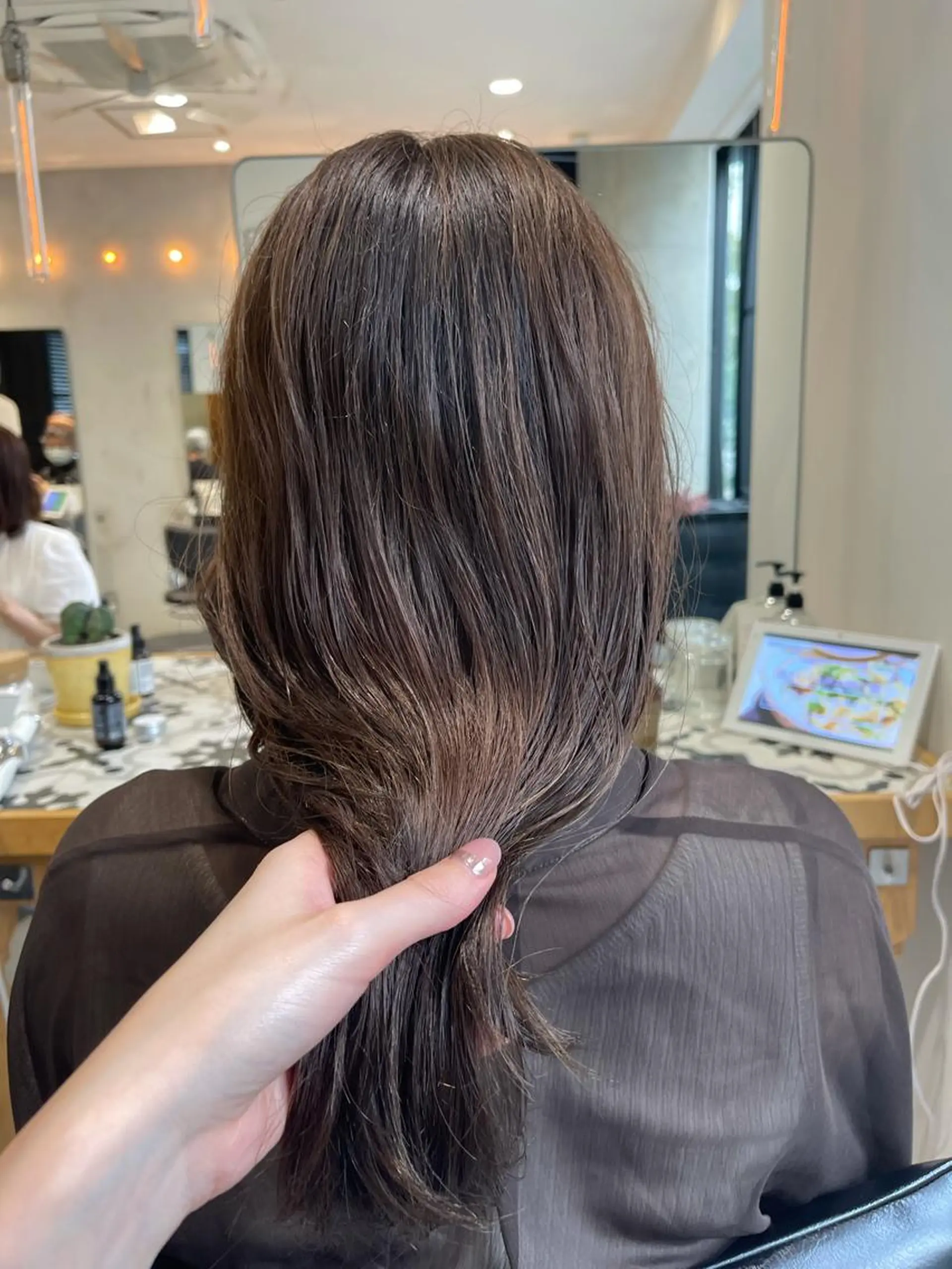 セミロング カラー ベージュカラー オリーブベージュ ヘアカラー トリートメント ヘッドスパ ラベンダー/レイヤー カット🤎mamiのヘアスタイル