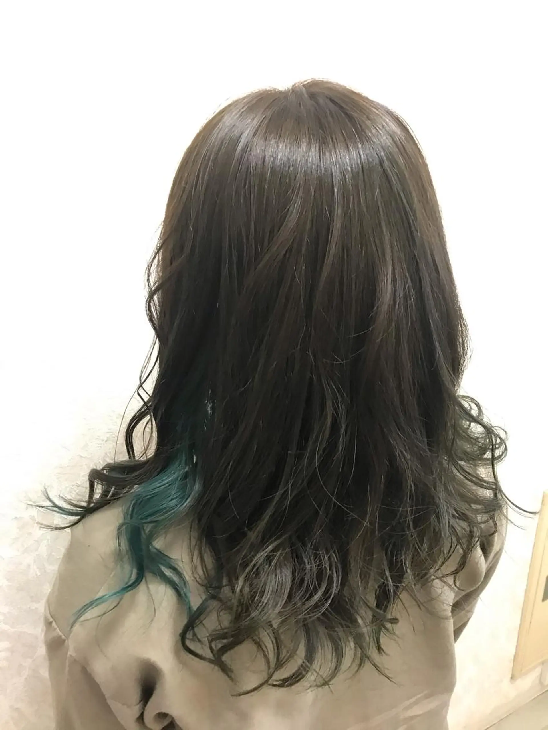 ミディアム カラー ブルーカラー イヤリングカラー カット ヘアカラー トリートメント ブリーチ/髪質改善/ レイヤー/YUTOのヘアスタイル