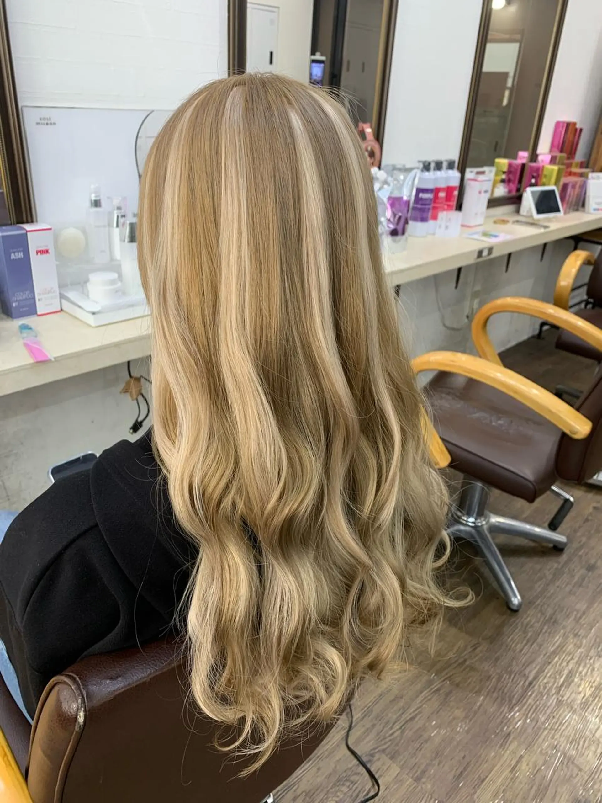 ロング カラー ブリーチ ハイライトカラー エクステ ハイライト ヘアカラー エクステ 🌸U-topia 🌸伊藤穂乃花🌸のヘアスタイル