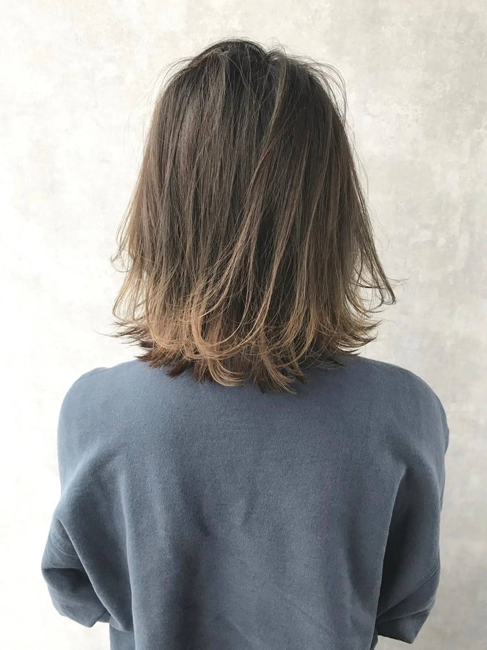 ミディアム カラー グレージュ ハイライトカラー ハイライト TOMOYAレイヤー ブリーチ縮毛矯正のヘアスタイル