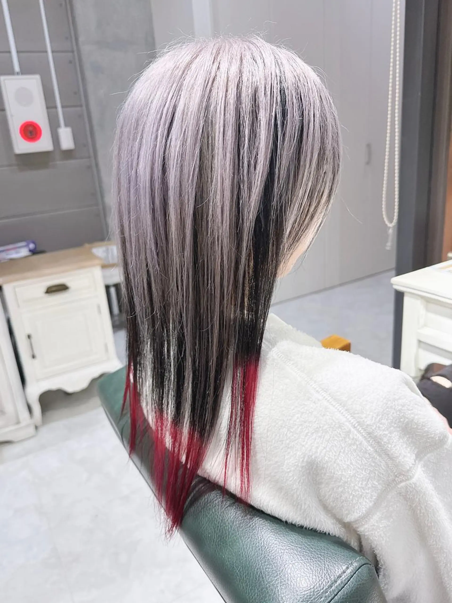 ロング ヘアアレンジ カラー デザインカラー グラデーションカラー レッドカラー シルバー ホワイトシルバー Days 透明感カラーのヘアスタイル