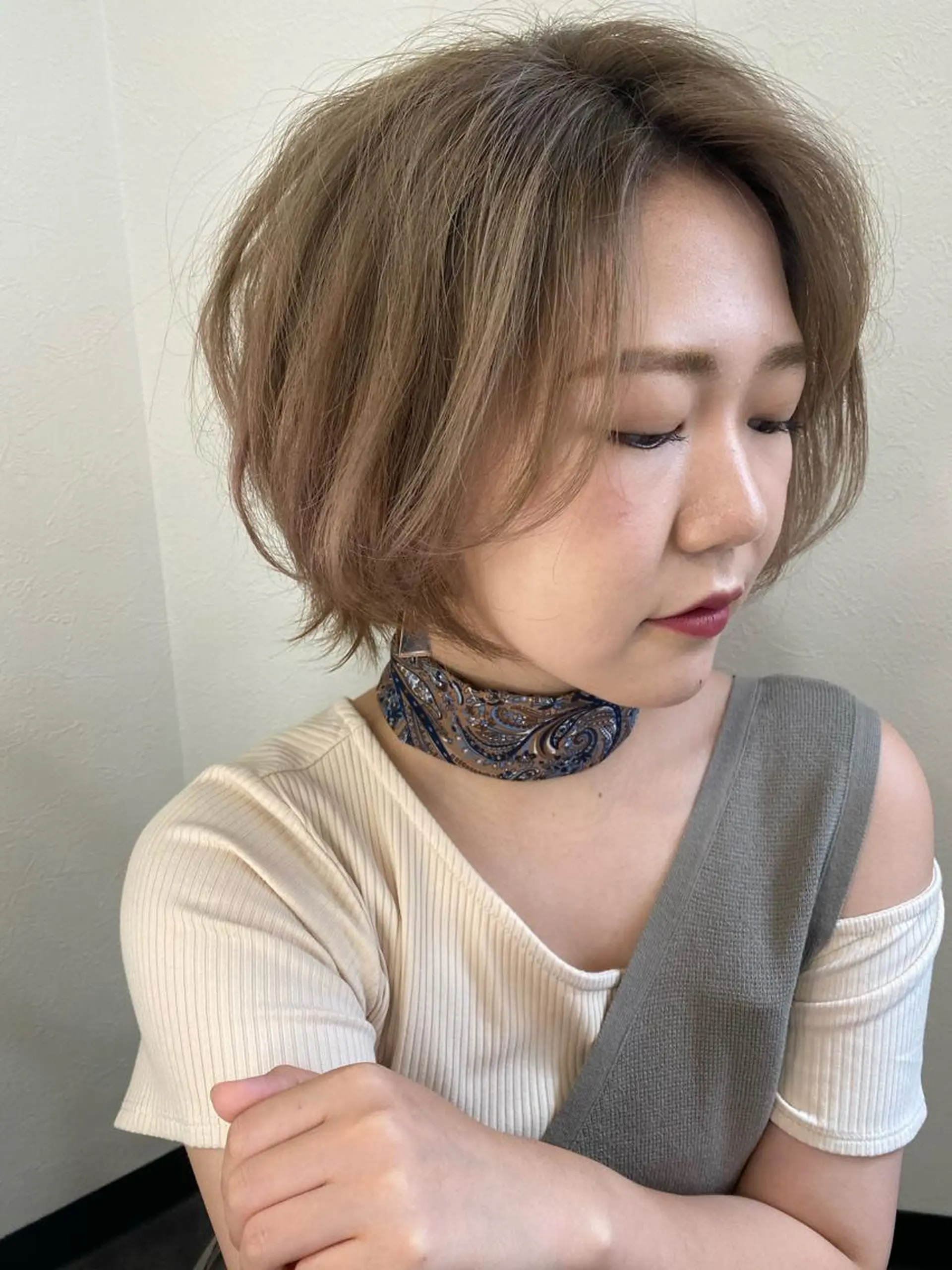 ショート カラー ベージュカラー ハイトーンカラー ミルクティーベージュ ショートヘア カット ヘアカラー トリートメント 山崎 雄太のヘアスタイル