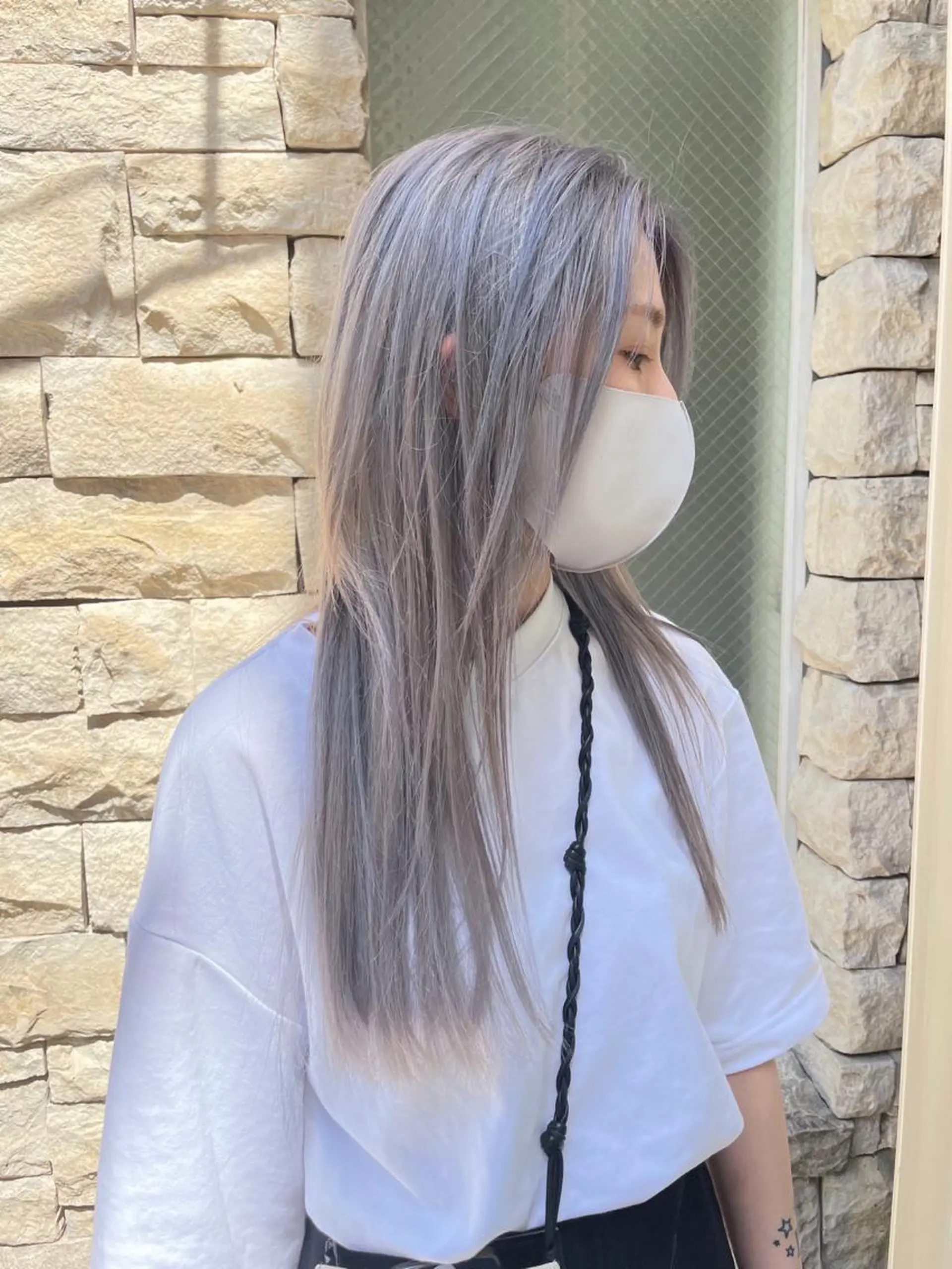 ロング カラー ハイトーンカラー シルバー ロング EMANON天神所属・Hitomi Ezakiのヘアスタイル