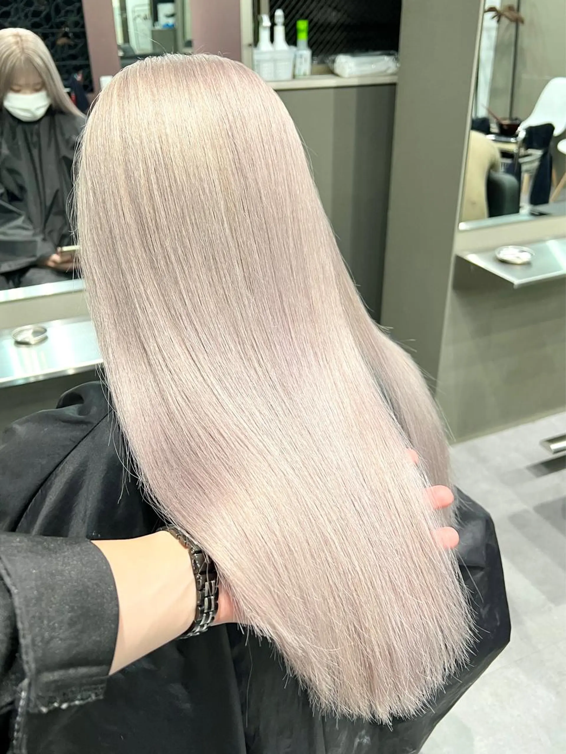 ロング カラー ハイトーンカラー Via officialのヘアスタイル