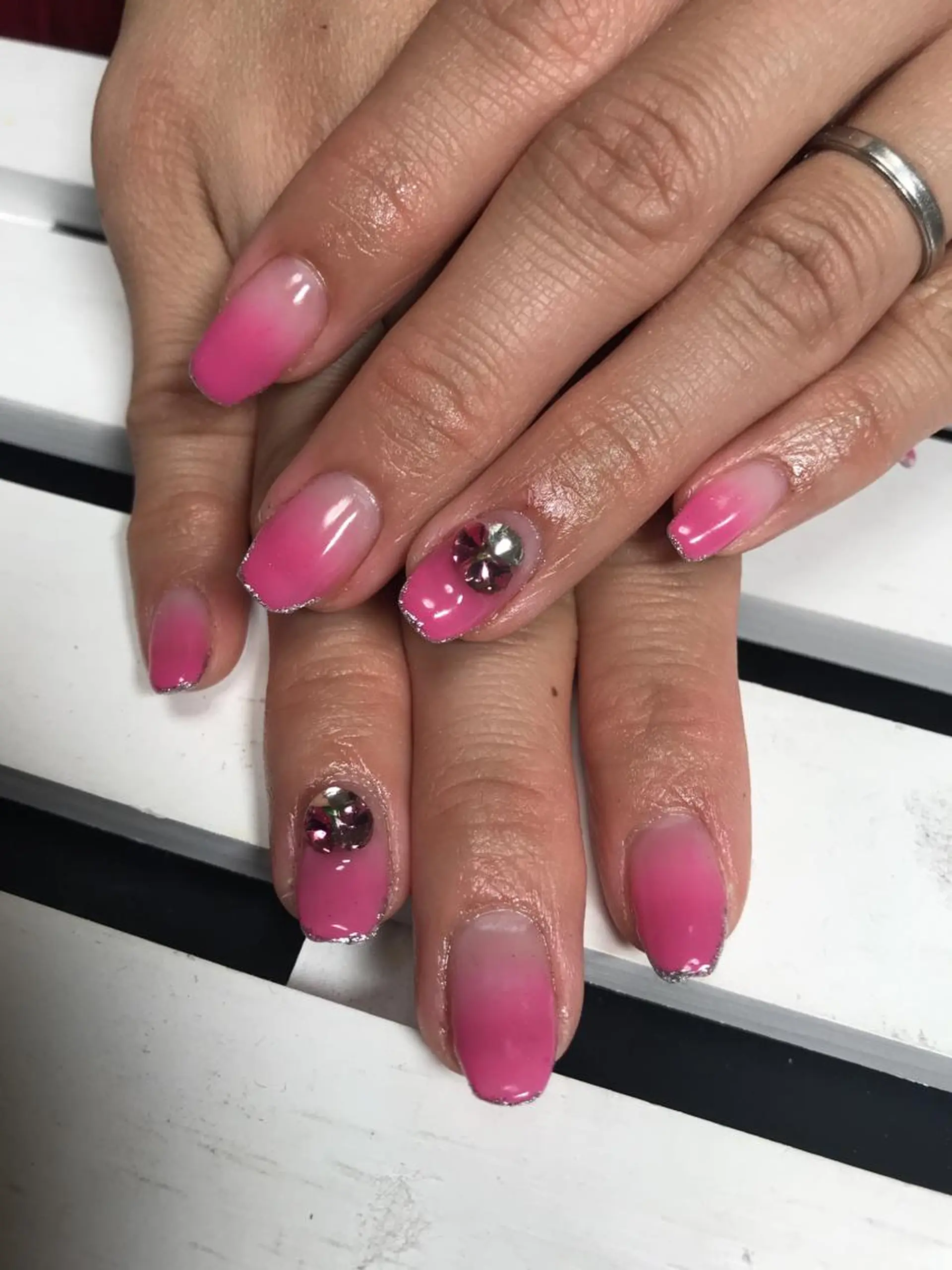 ネイル グラデーション ピンク ストーンネイル nico.nico.mark NAIL所属・小林 梓のエステ・リラクイメージ