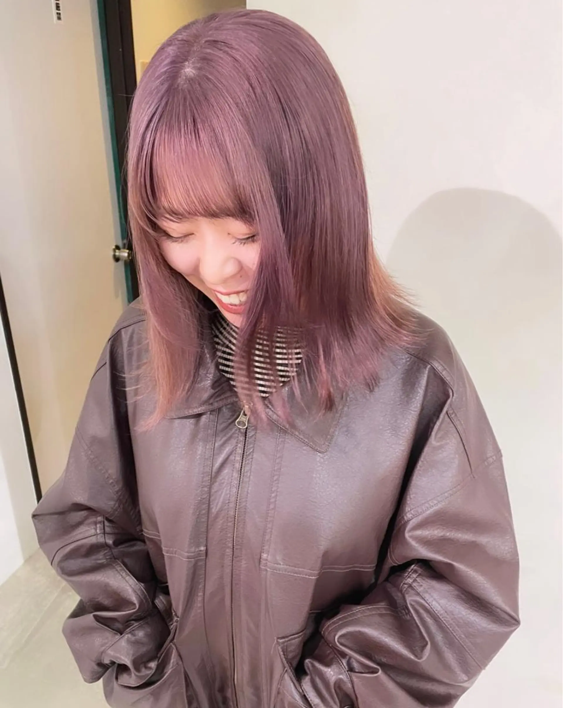 ミディアム カラー ミストバング ベージュカラー ブロンド ブラウンカラー デザインカラー MIU/ルーツカラー ボブ/顔周りレイヤーのヘアスタイル