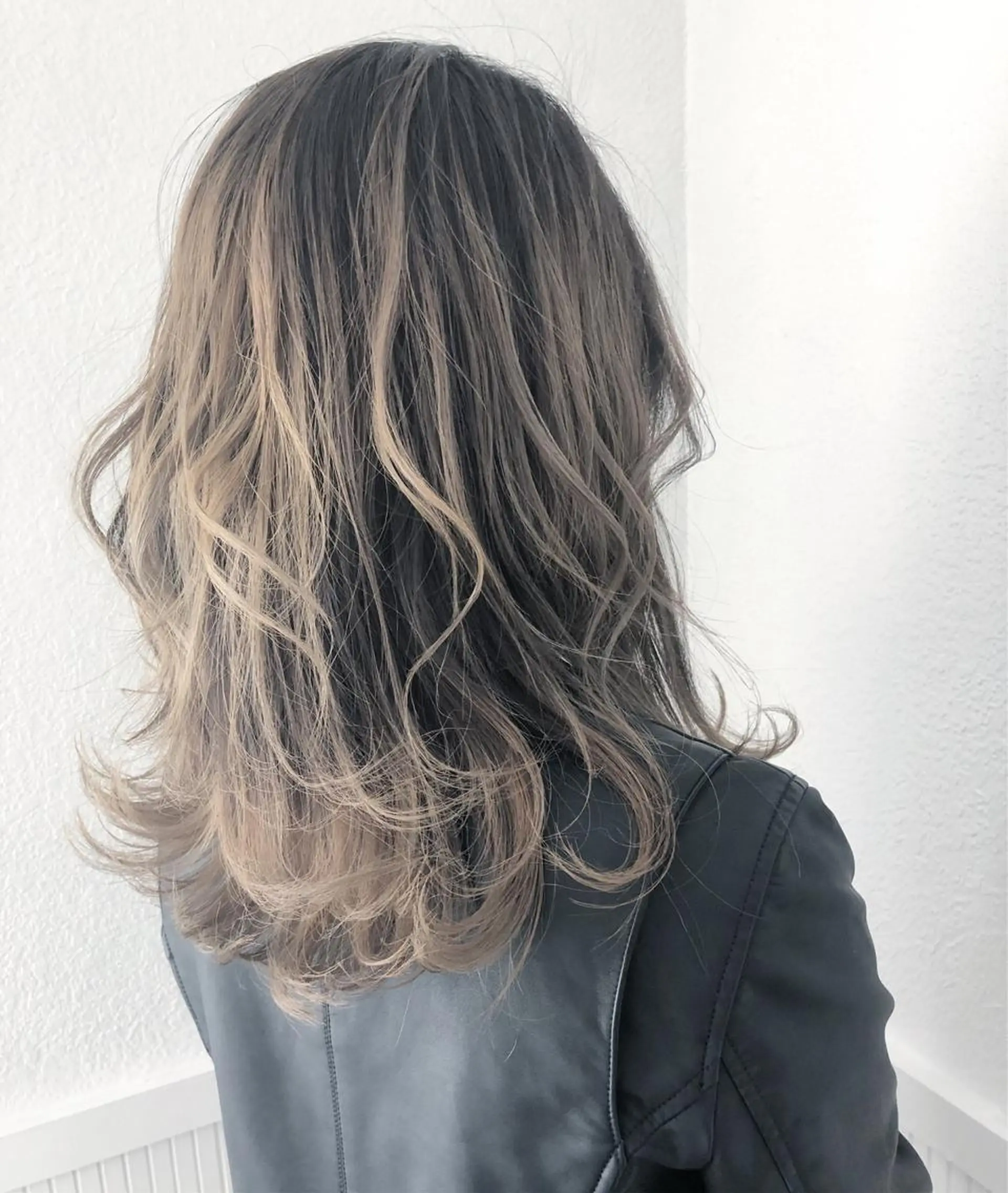 セミロング カラー バレイヤージュ ベージュカラー ホワイトベージュ レイヤーカット ヘアカラー トリートメント 韓国風レイヤー ハイトーンRYOTAのヘアスタイル