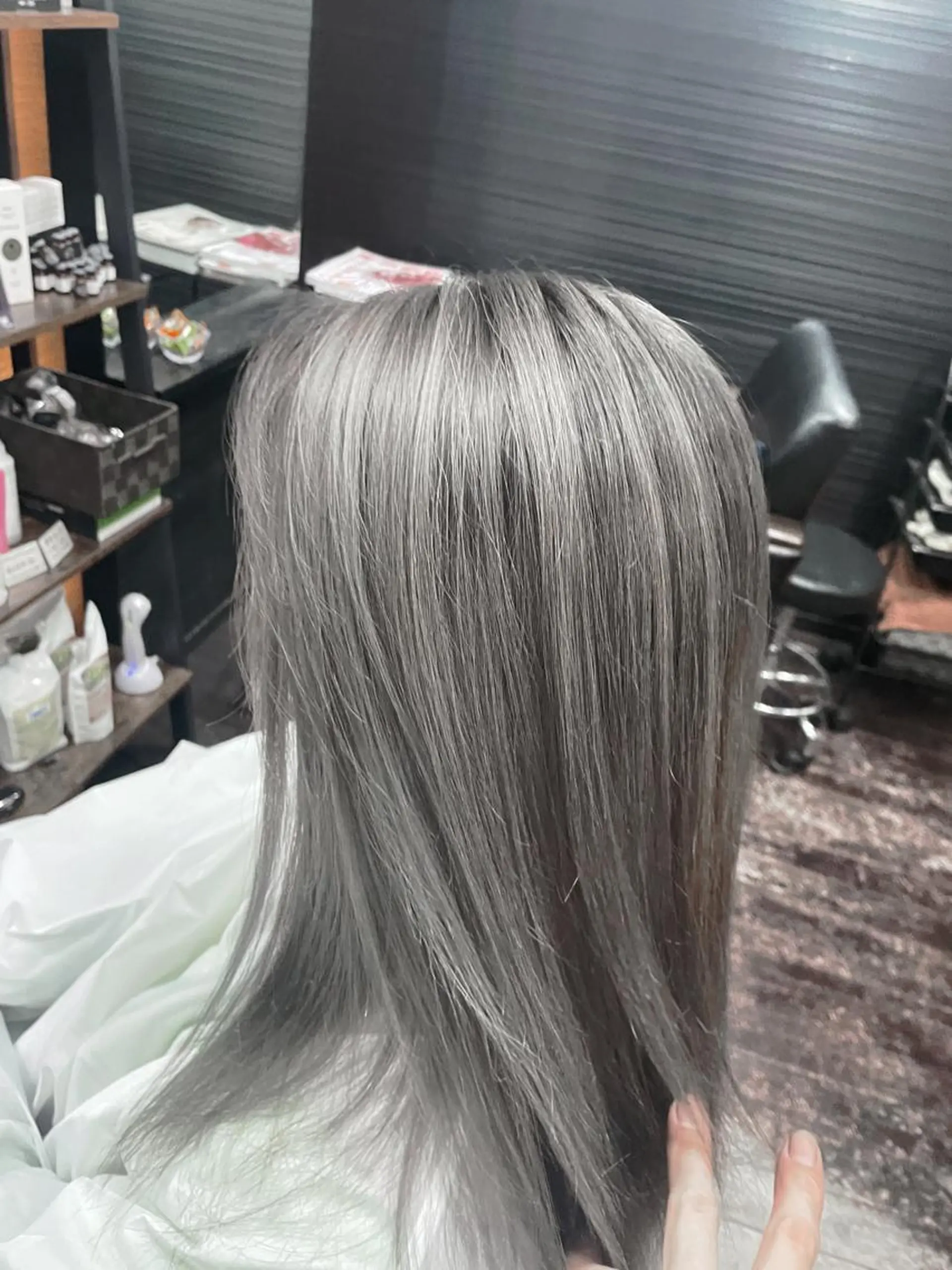 セミロング カラー ブリーチ ケアブリーチ シルバー ヘアカラー トリートメント VERONIQUE所属・山本 雅由のヘアスタイル