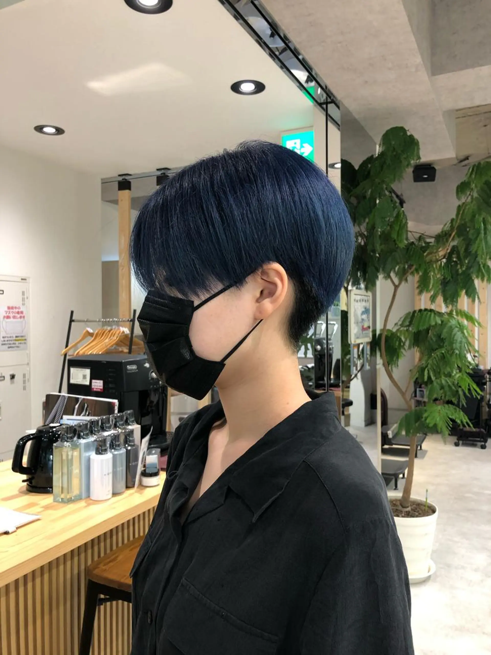 ショート カラー ブルーカラー ネイビーカラー ヘアカラー レイヤー/顔まわり カット/地毛風カラーのヘアスタイル