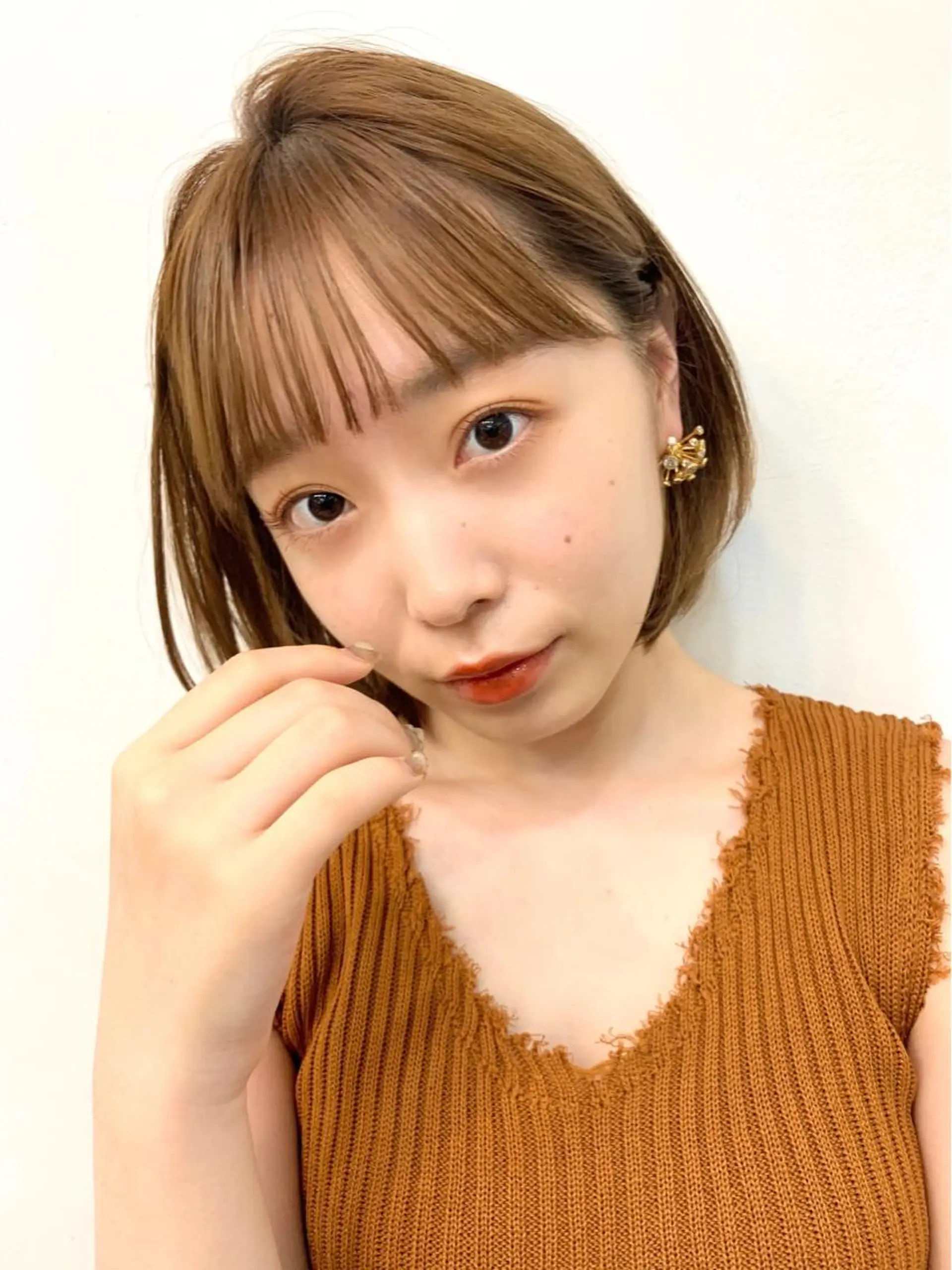 ミディアム カラー ベージュカラー ボブ シースルーバング ヘアカラー トリートメント chama レイヤーカットのヘアスタイル