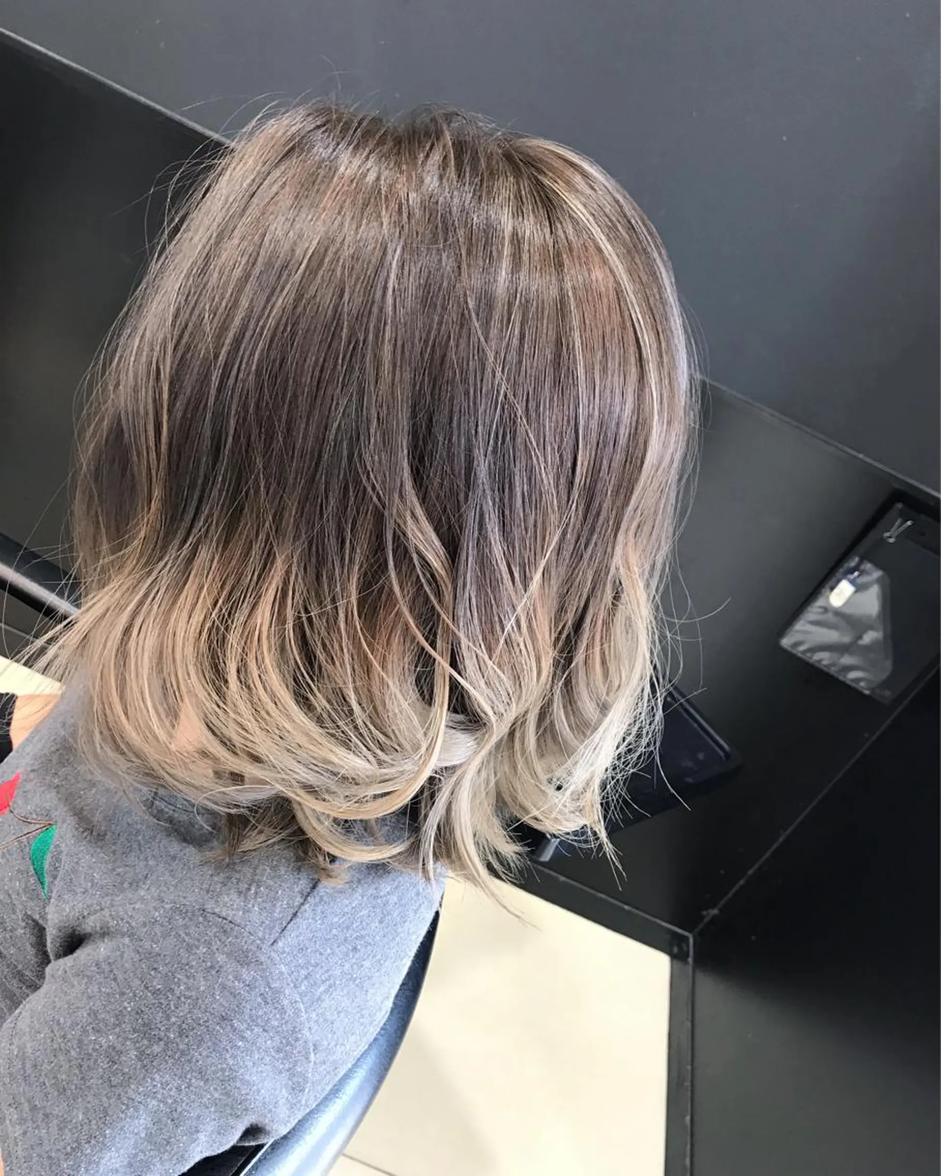 ミディアム カラー アッシュ ベージュカラー グラデーションカラー ホワイトアッシュ 大久保 隆蔵のヘアスタイル