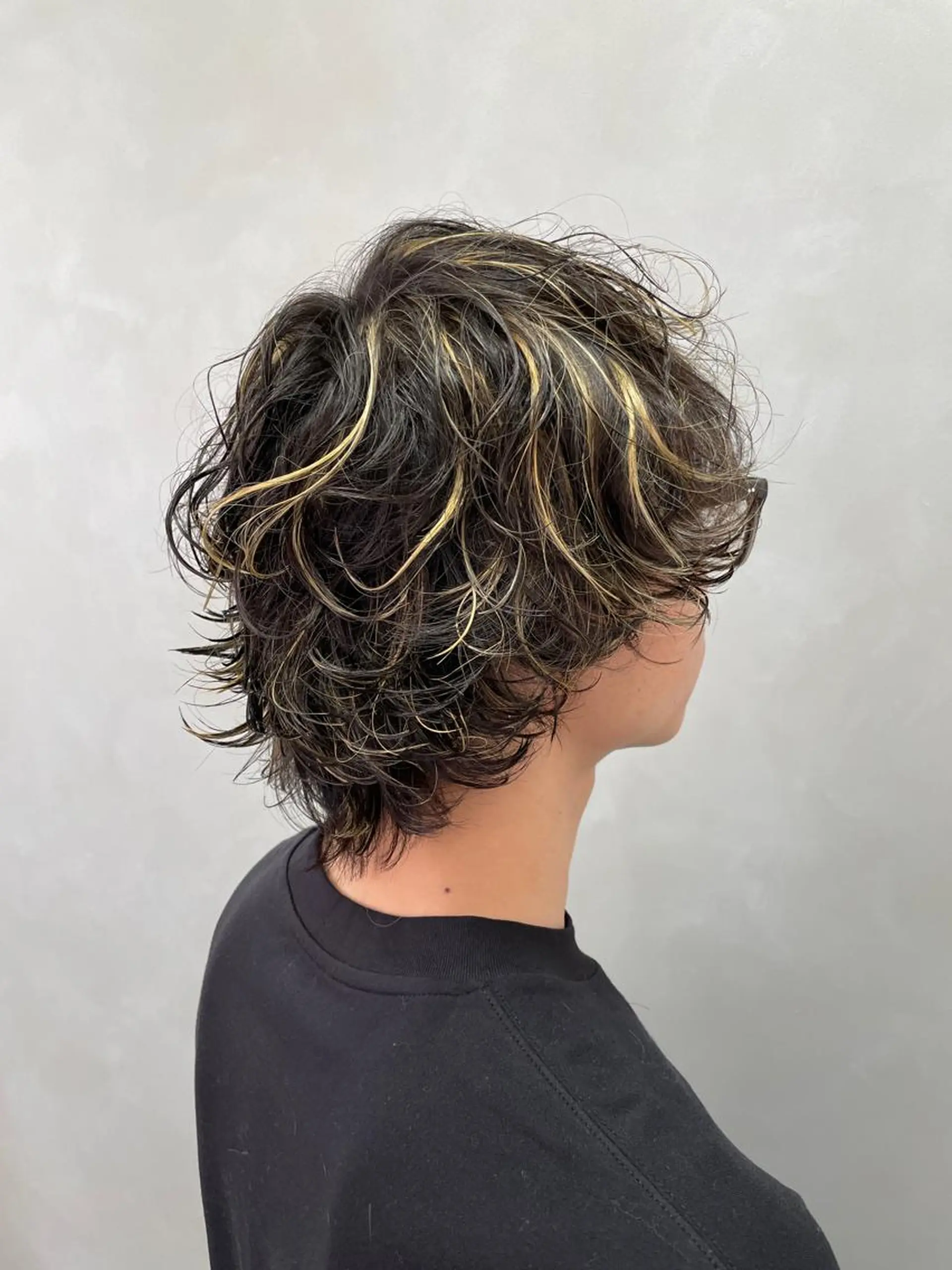 ショート カラー パーマ メンズ メンズハイライト メンズパーマ メンズツイストパーマ 波巻きパーマ ハイライトカラー カット ヘアカラー パーマ 福永速人 /メンズパーマのヘアスタイル