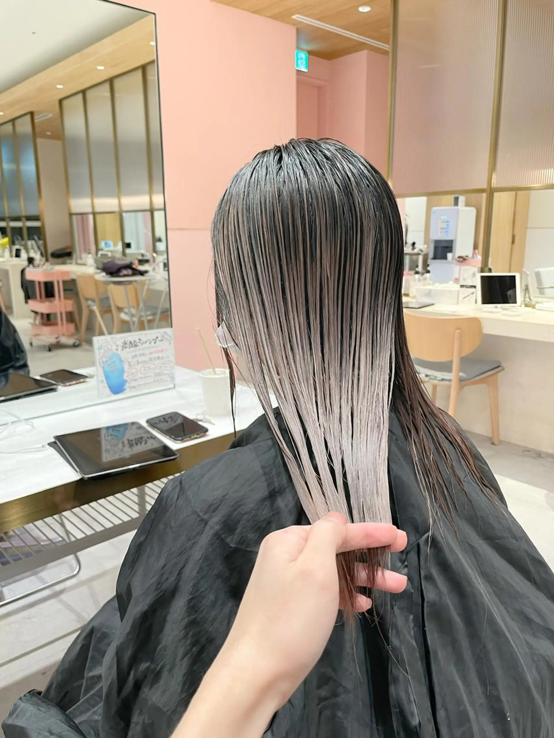 ロング カラー 切りっぱなしボブ ブリーチ グレージュ イルミナカラー インナーカラー ヘアカラー トリートメント ヘアセット ニュアンスレイヤー ハイトーンカラーのヘアスタイル