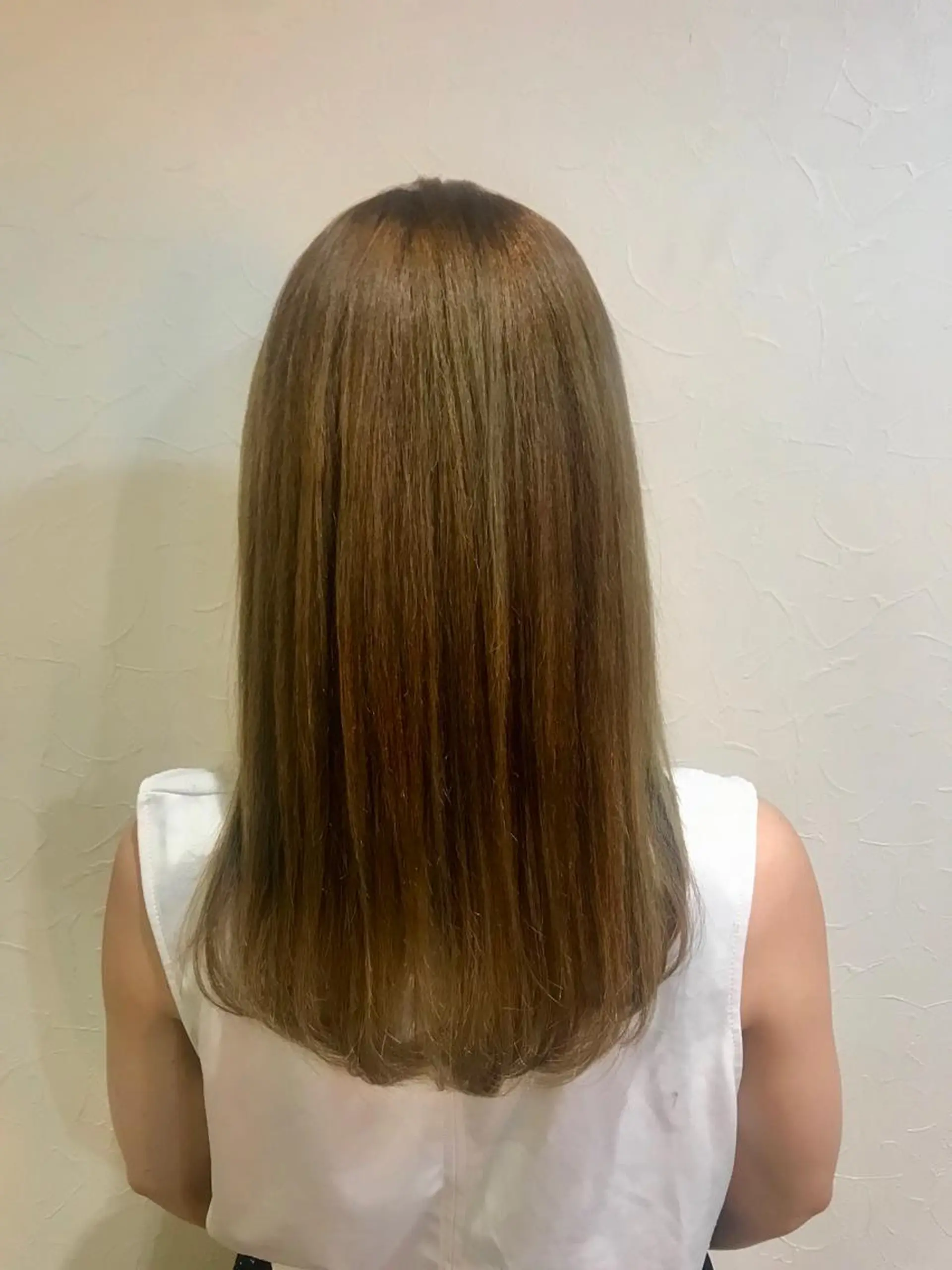 セミロング トモタニ ミオのヘアスタイル