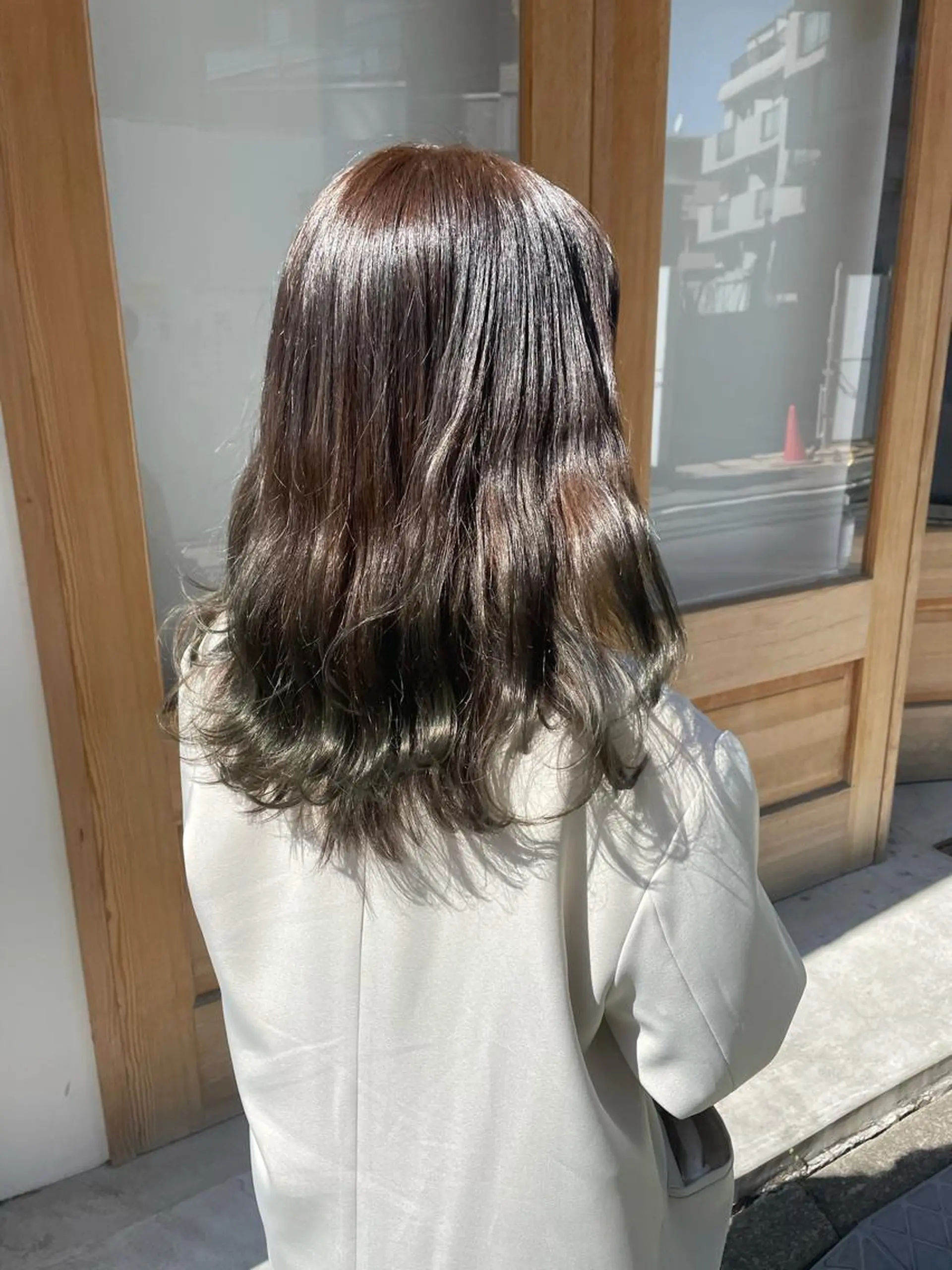 セミロング カラー ベージュカラー ブリーチ グラデーションカラー オリーブベージュ ヘアカラー トリートメント 中目黒🌼 🌼ハナのヘアスタイル