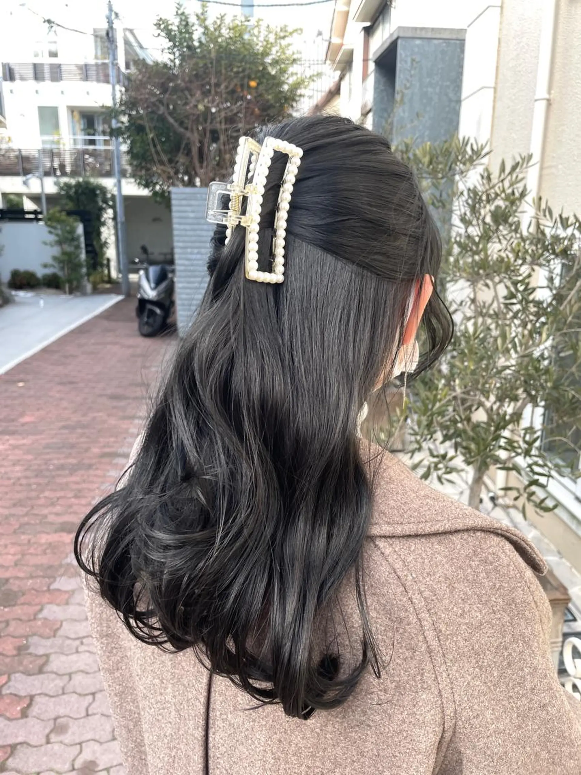 ロング カラー ヘアアレンジ ハーフアップ 黒髪 ブルーカラー ブルーブラック ブルージュ カット ヘアカラー トリートメント BEBE所属・ブリーチなし 透明感カラーKANAのヘアスタイル