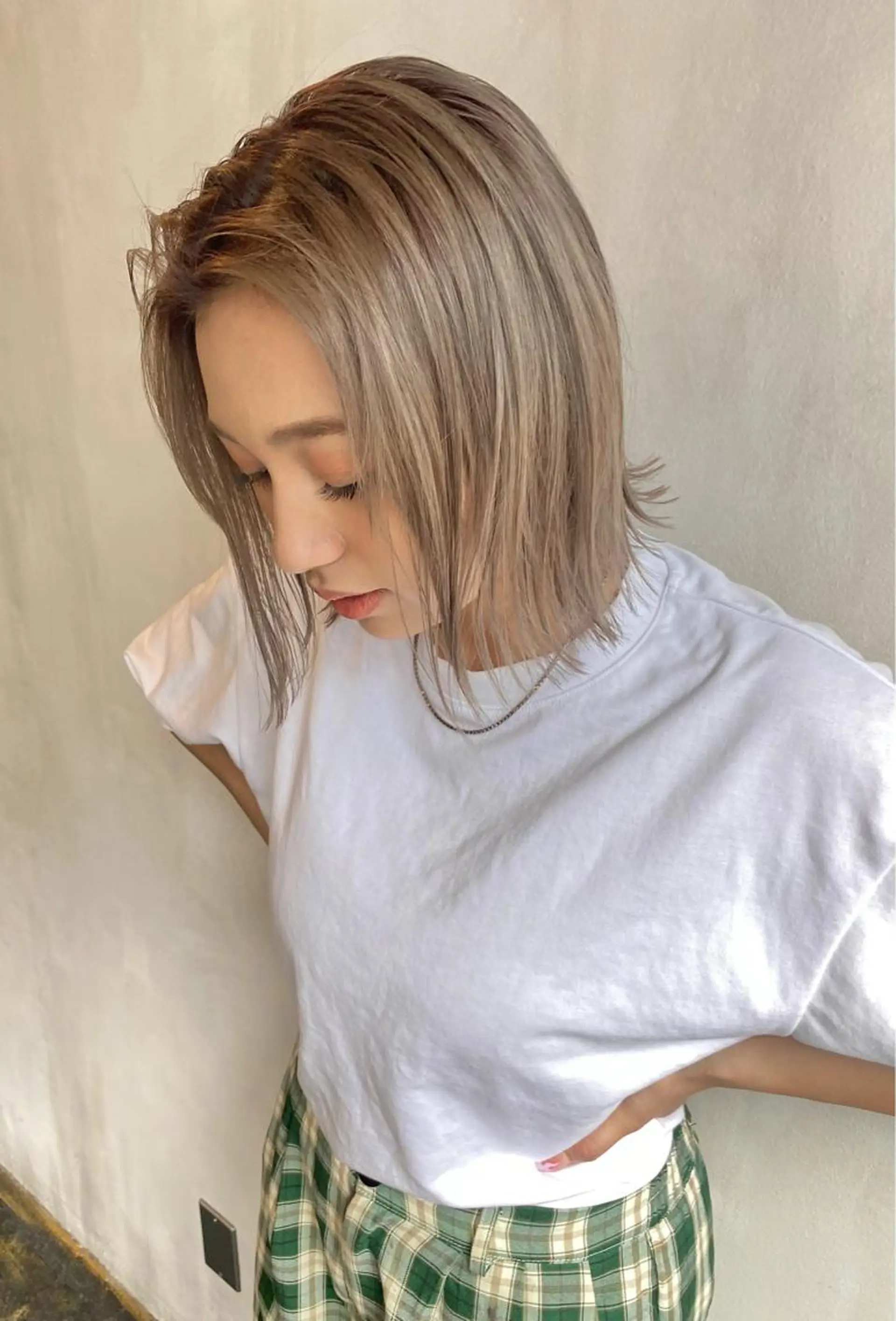 ショート カラー ベージュカラー シルバー シルバーベージュ ヘアカラー トリートメント ハイトーンカラー🍑 maanaのヘアスタイル